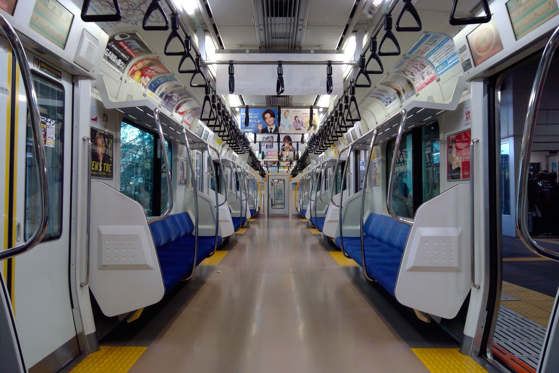 E233系1000番台 車内