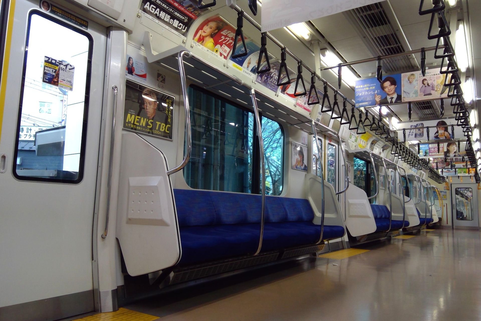 E233系1000番台 車内