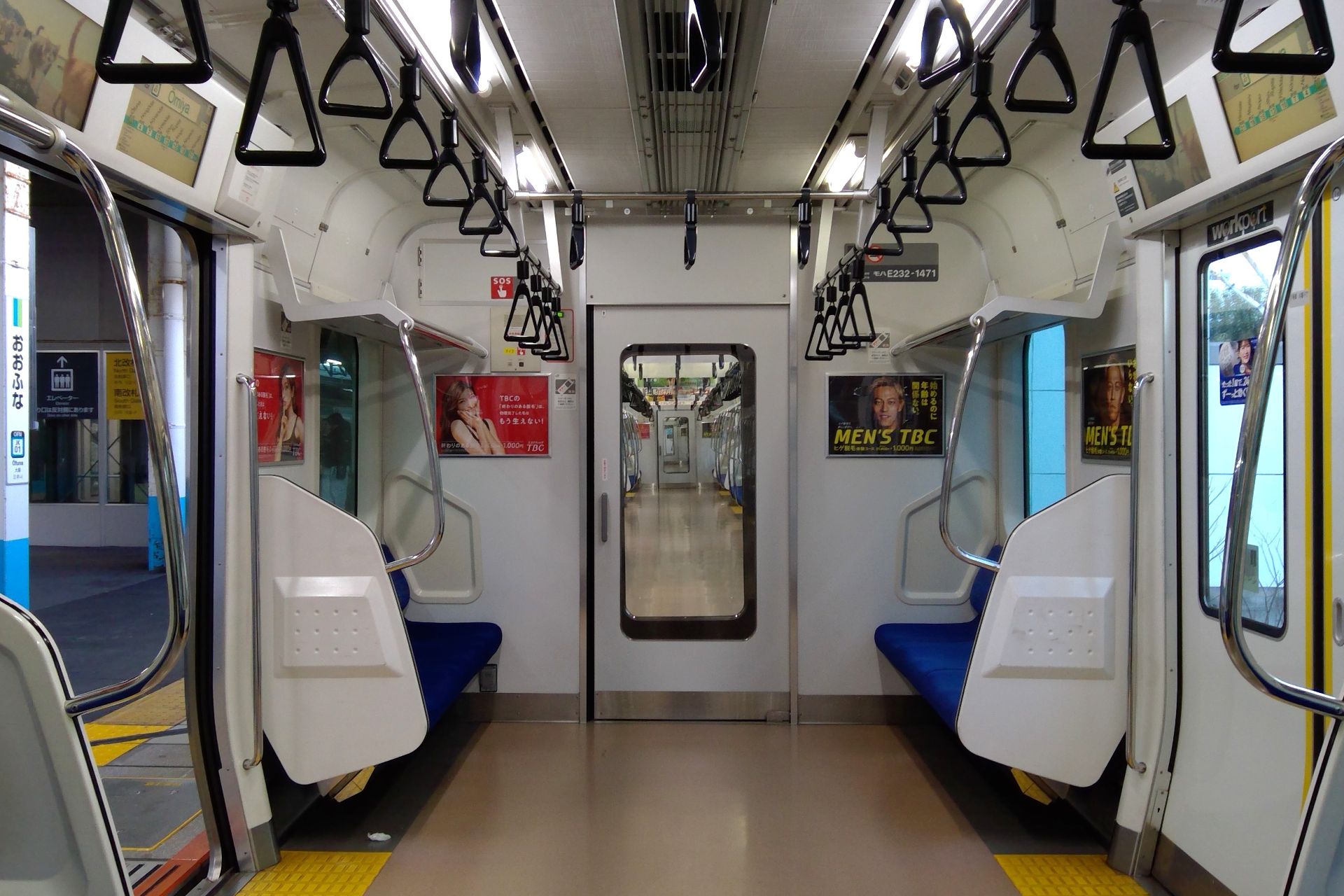 E233系1000番台 車内