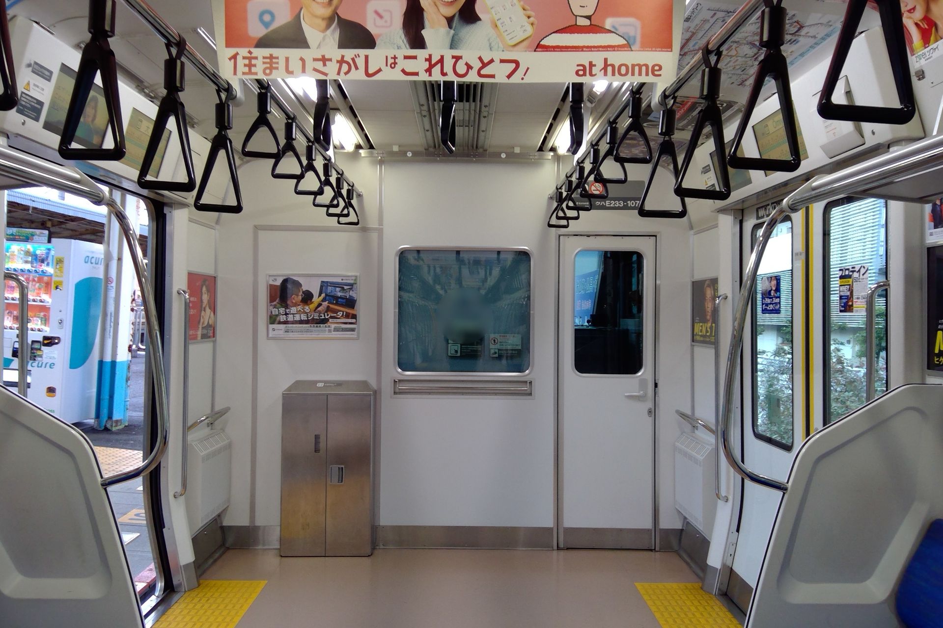 E233系1000番台 車内