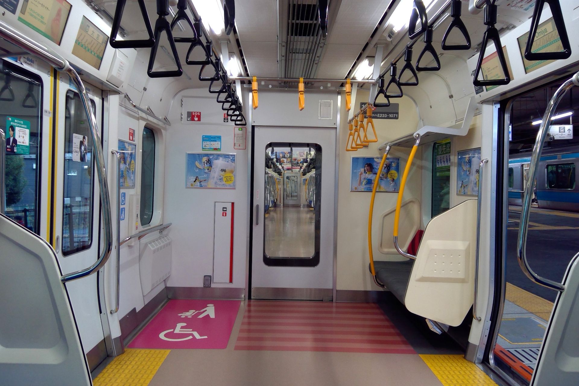 E233系1000番台 車内