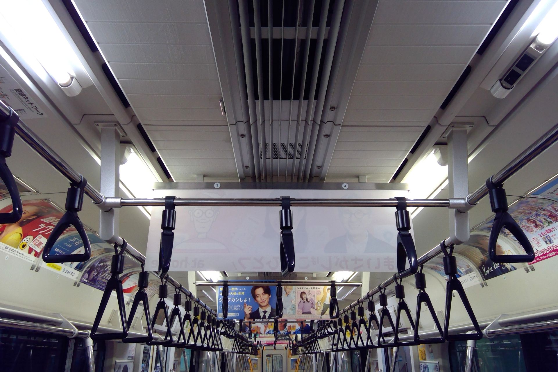 E233系1000番台 車内