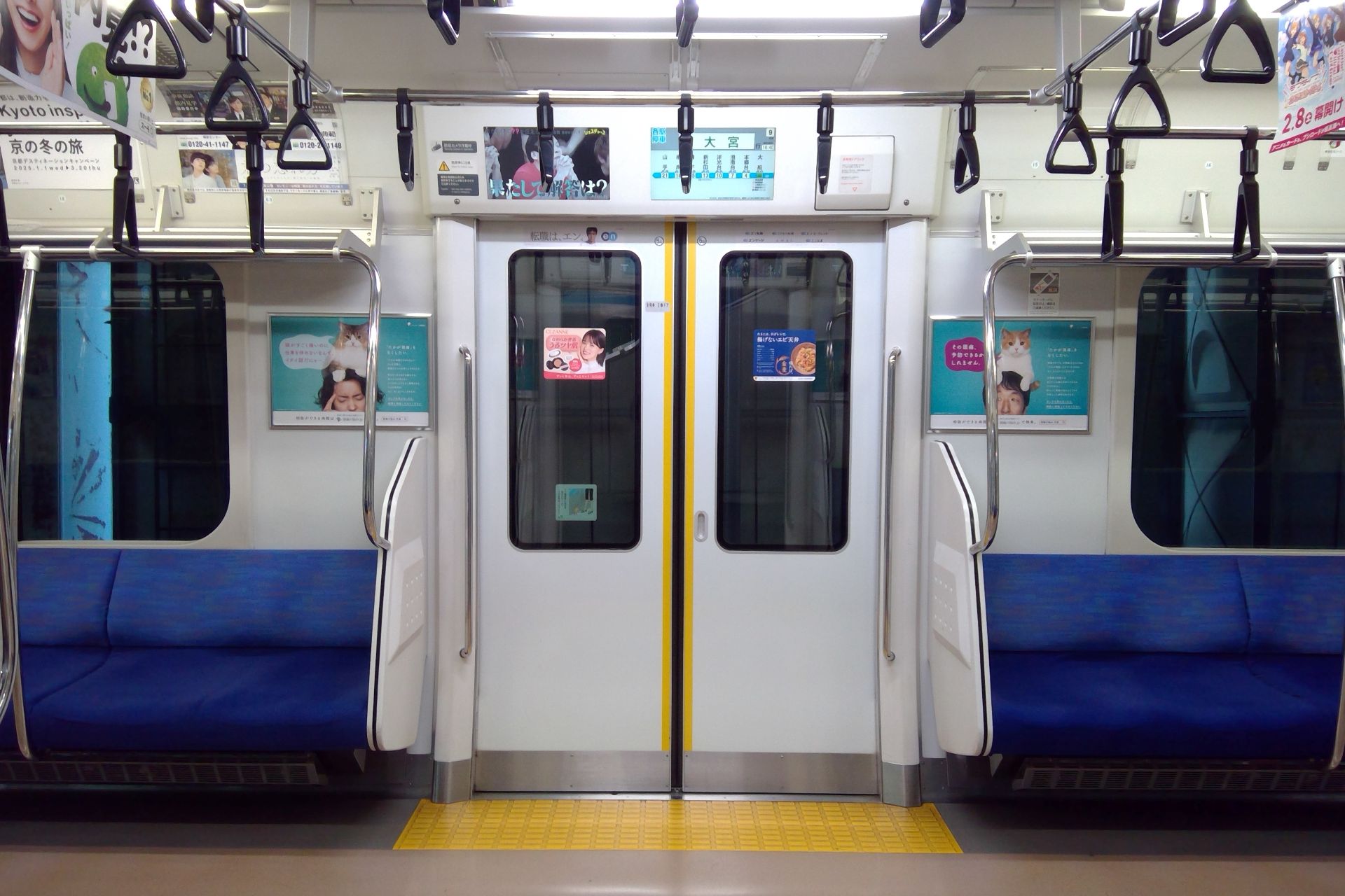 E233系1000番台 車内