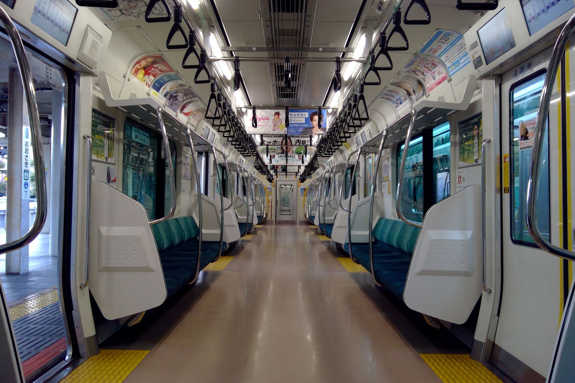 E233系7000番台 車内