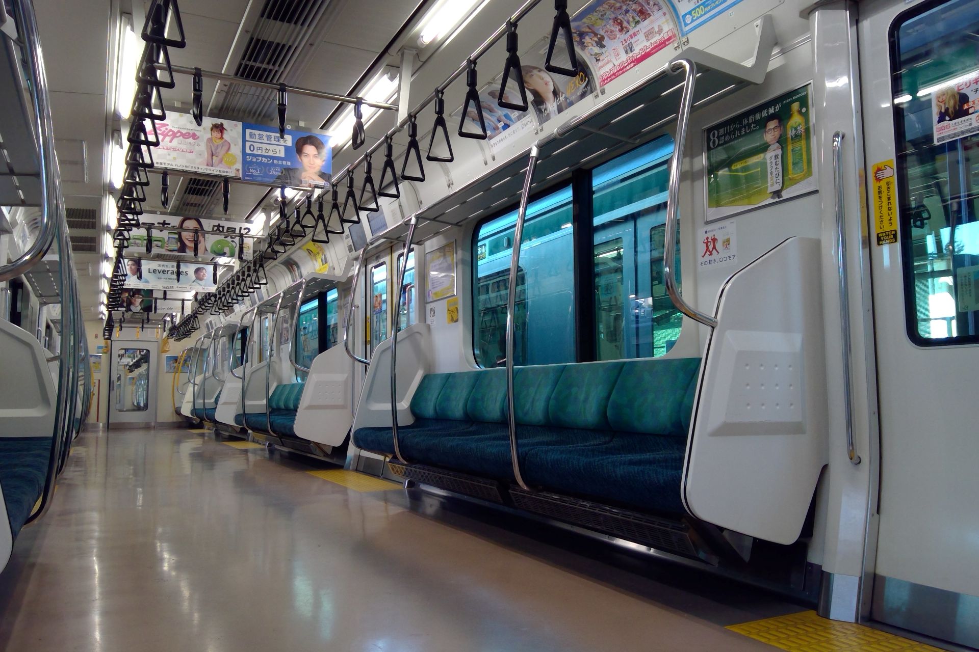 E233系7000番台 車内