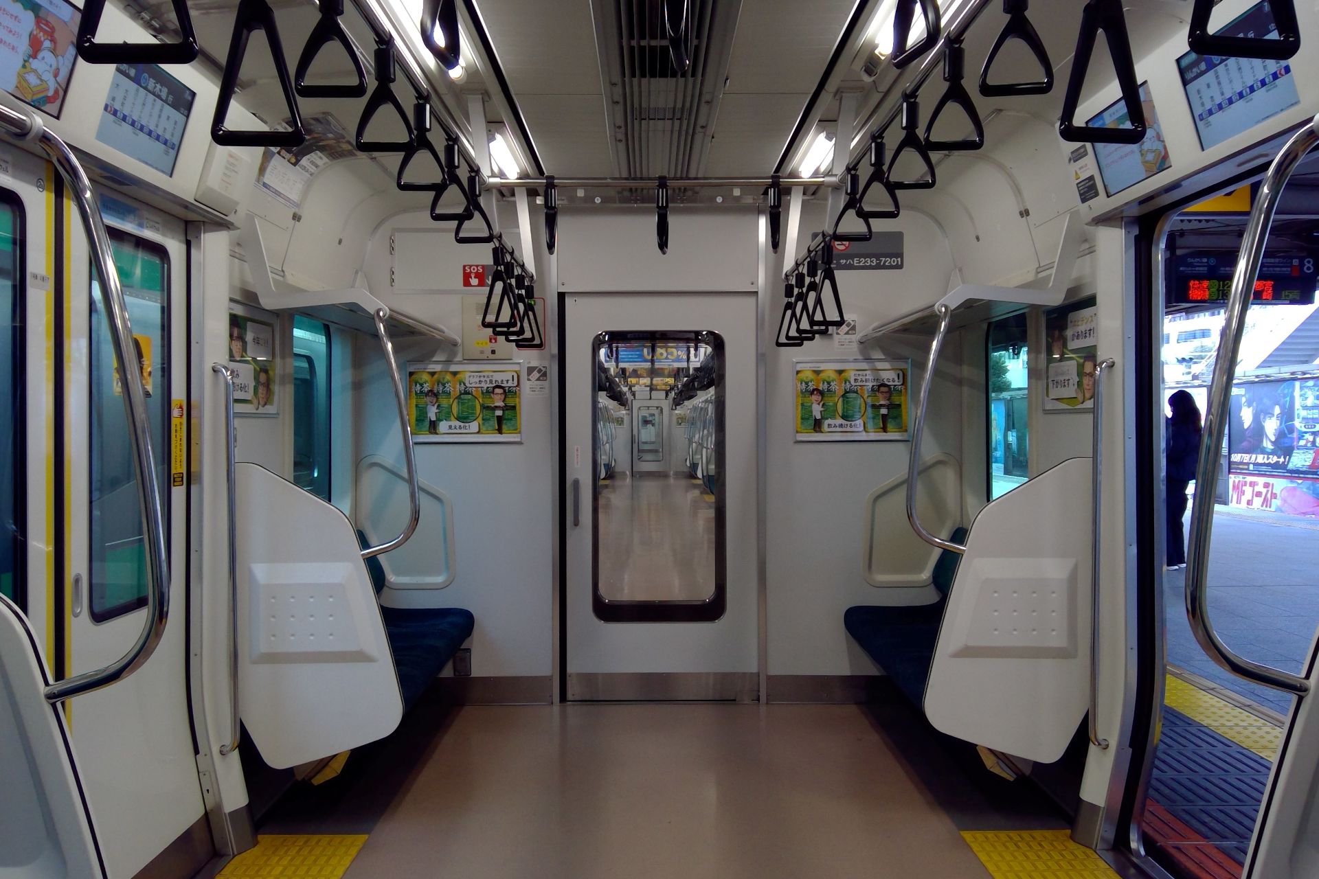 E233系7000番台 車内