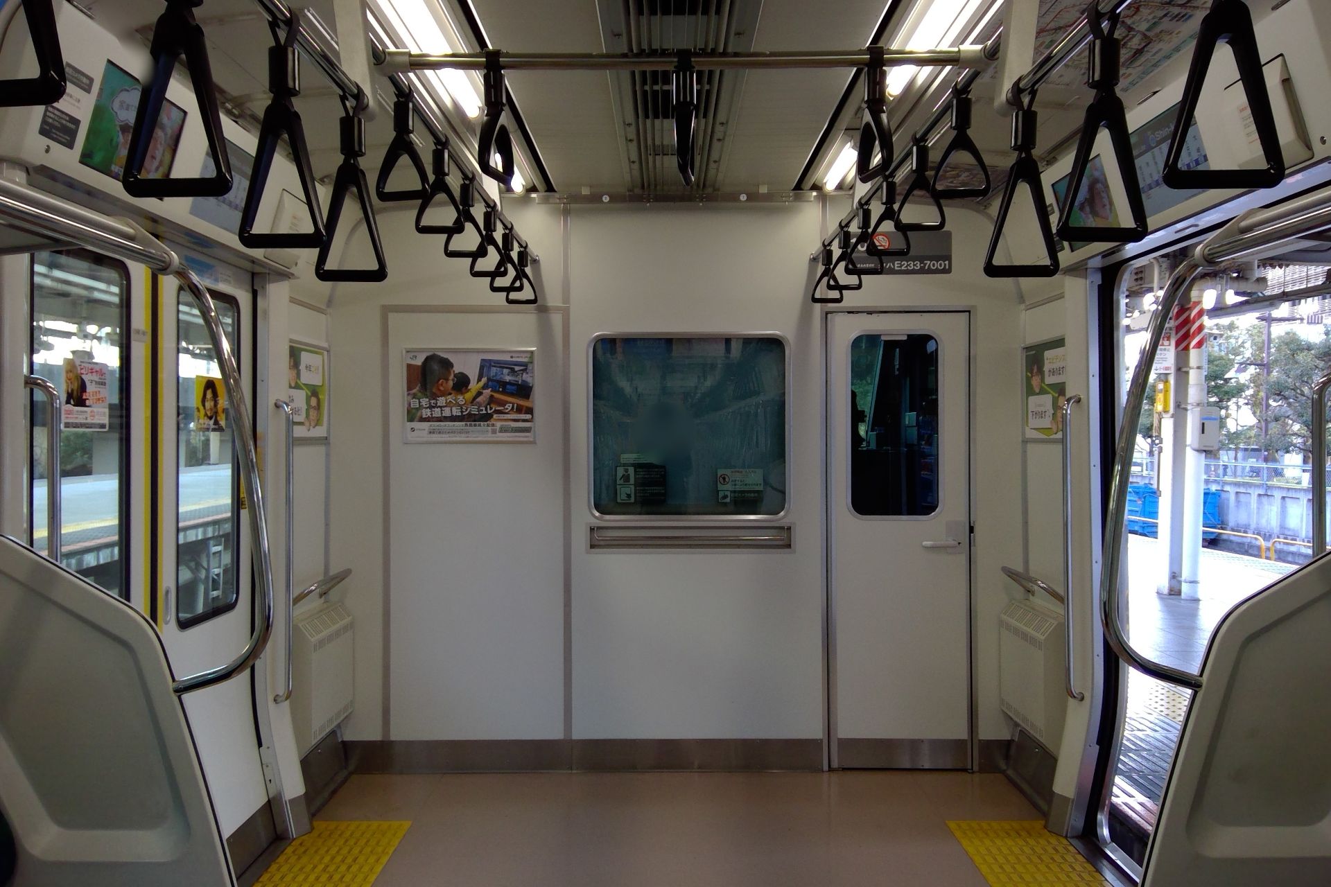 E233系7000番台 車内