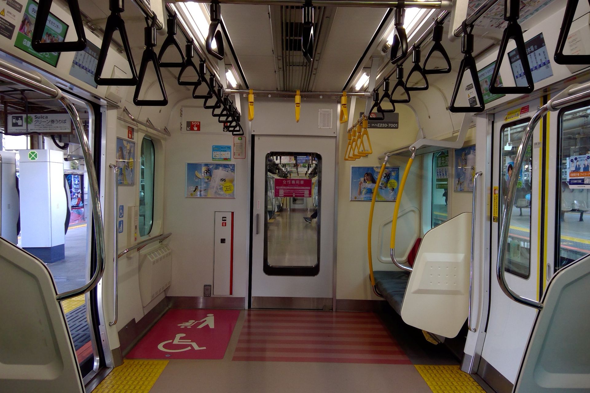 E233系7000番台 車内