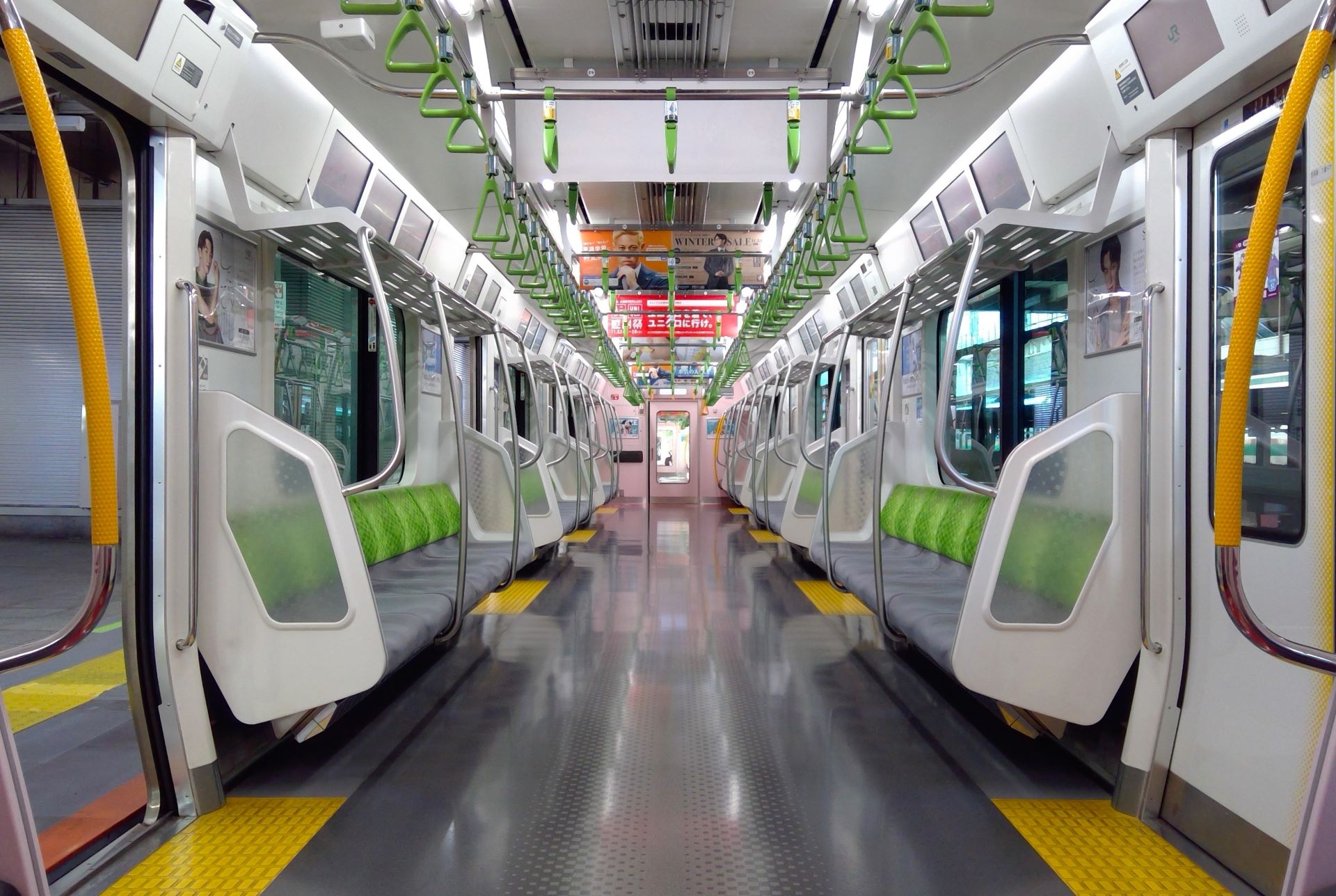 E235系0番台 車内