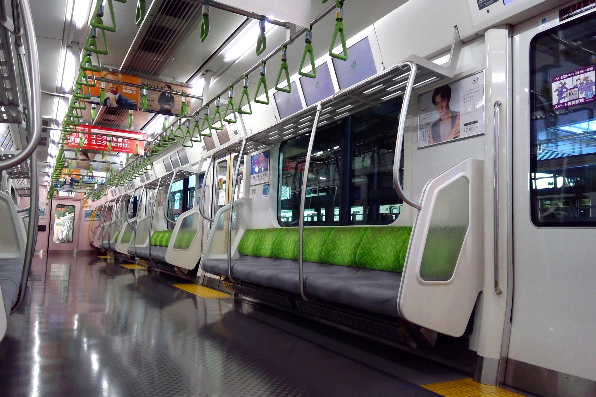 E235系0番台 車内