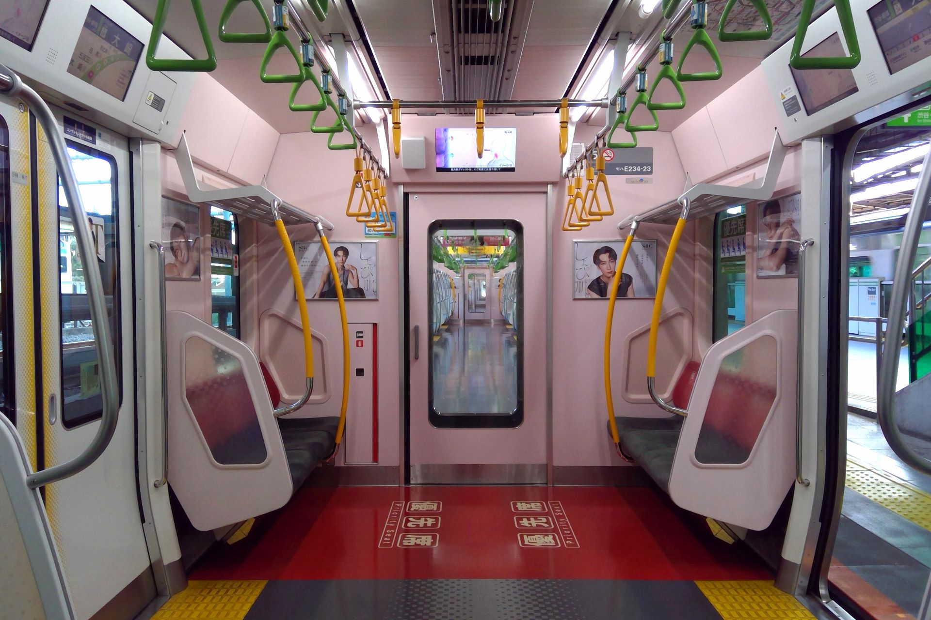 E235系0番台 車内