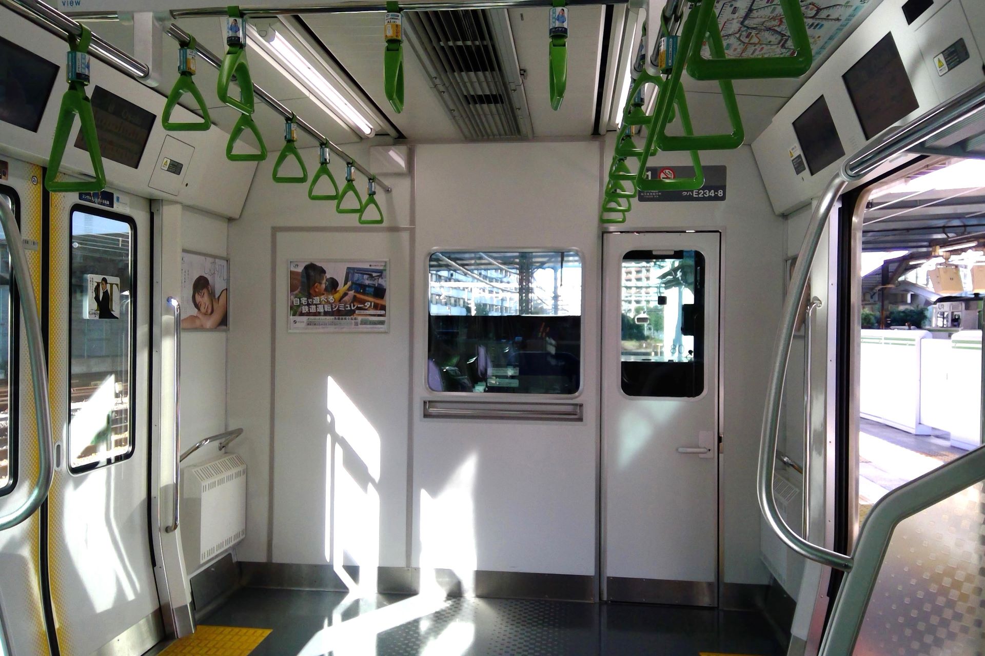 E235系0番台 車内