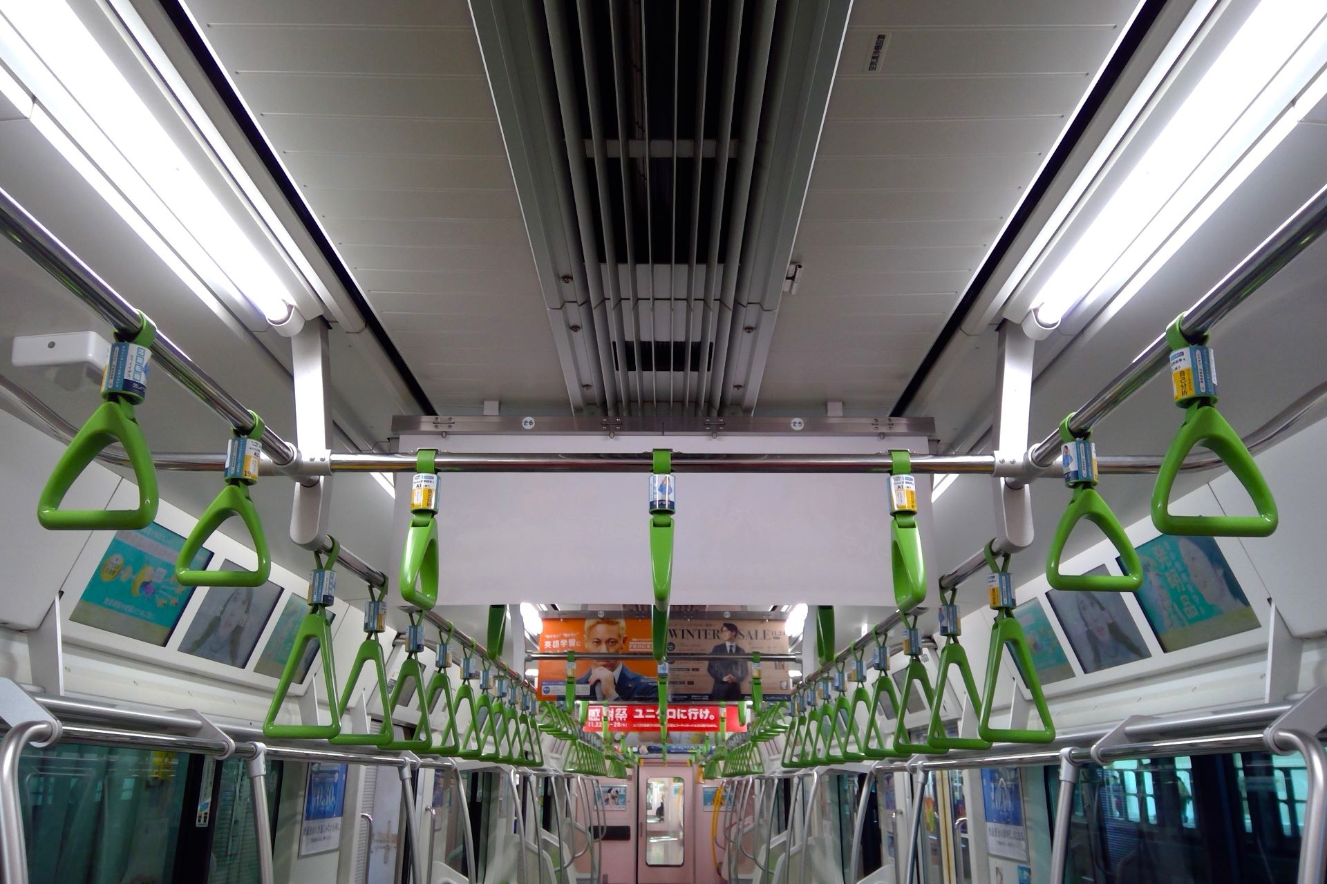 E235系0番台 車内