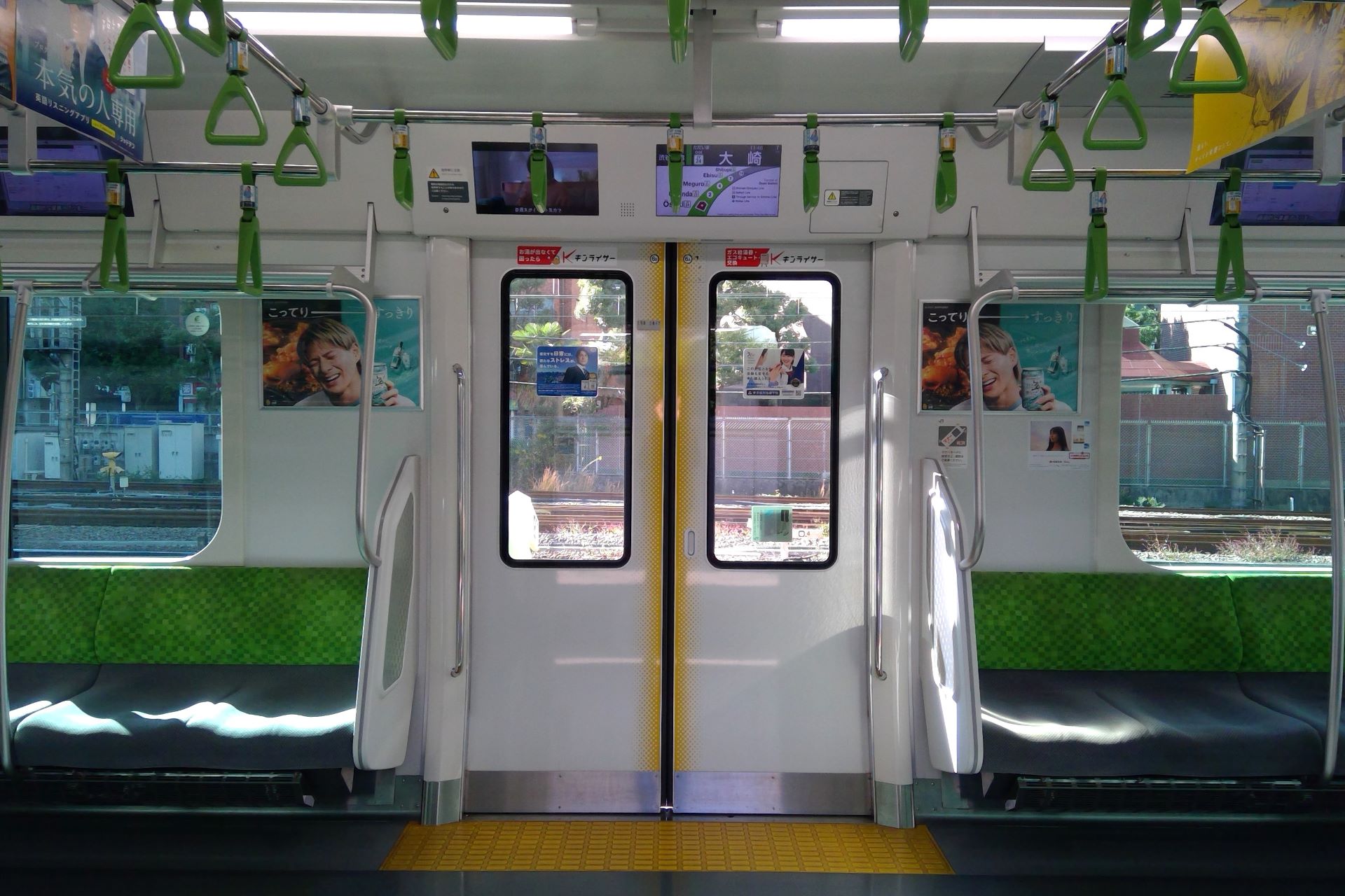 E235系0番台 車内