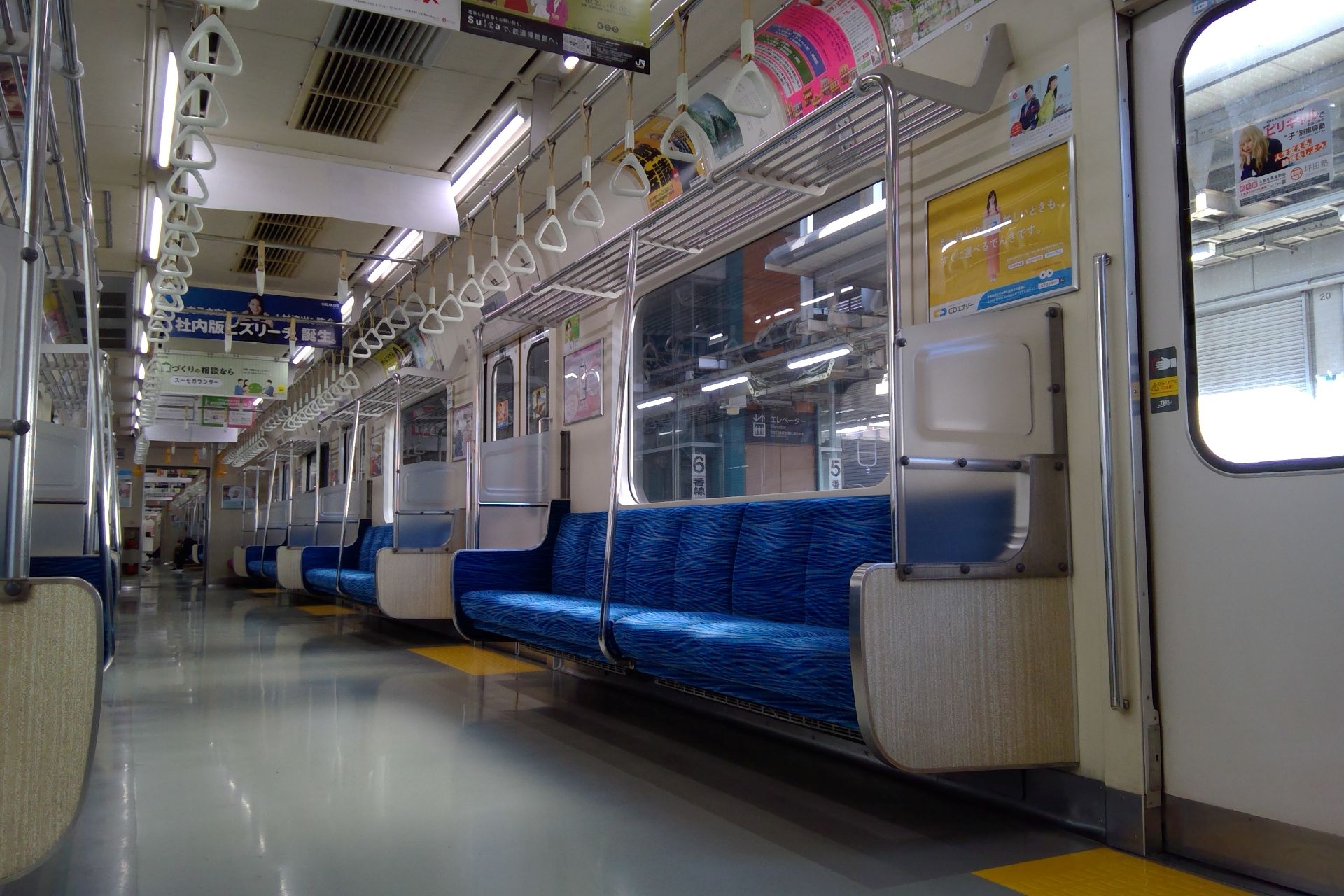りんかい線 70-000形 車内