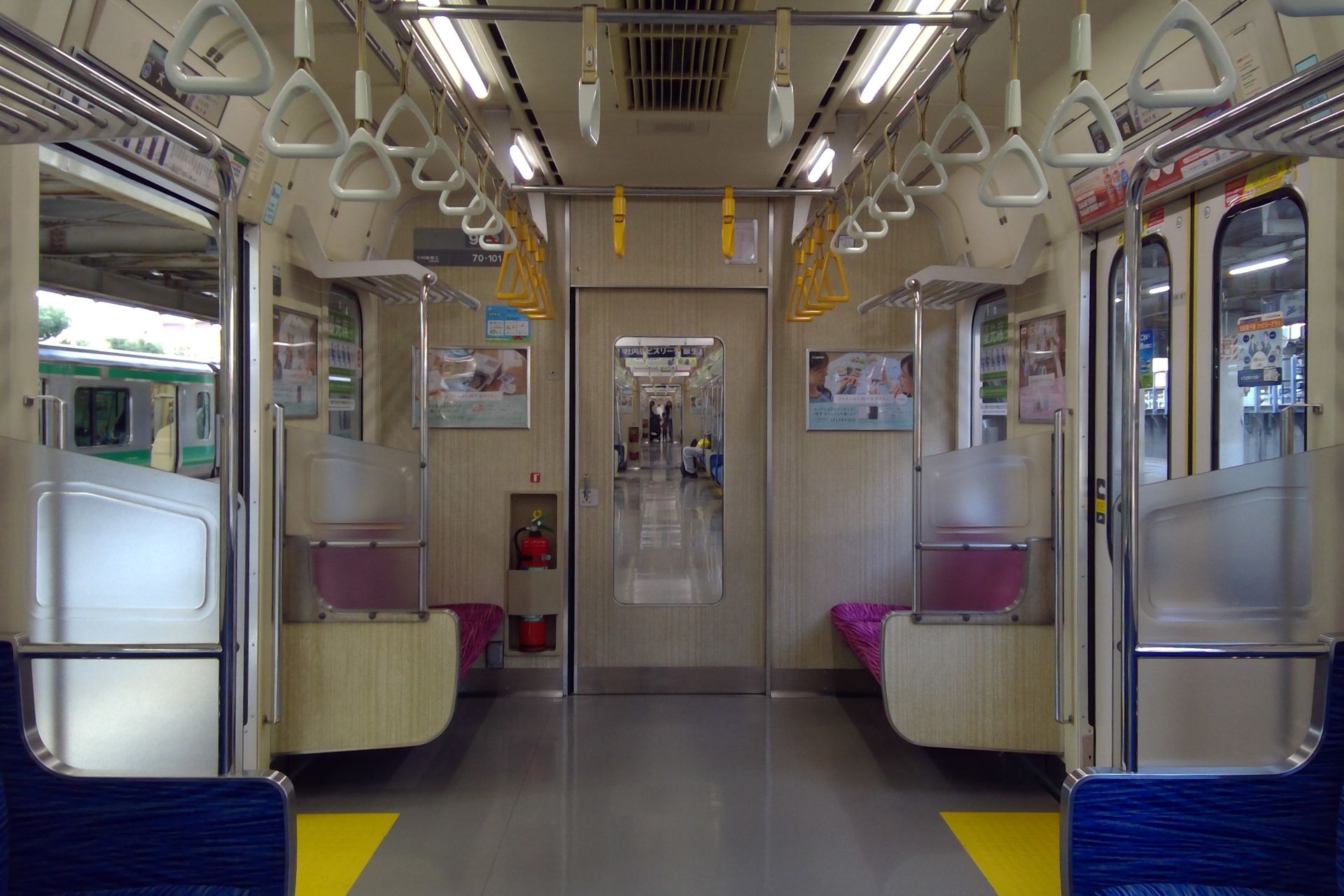 りんかい線 70-000形 車内