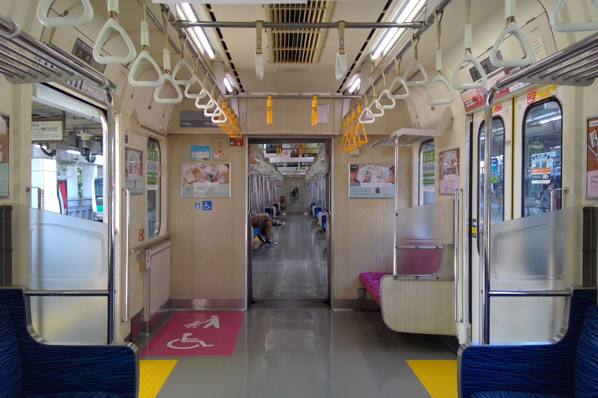 りんかい線 70-000形 車内