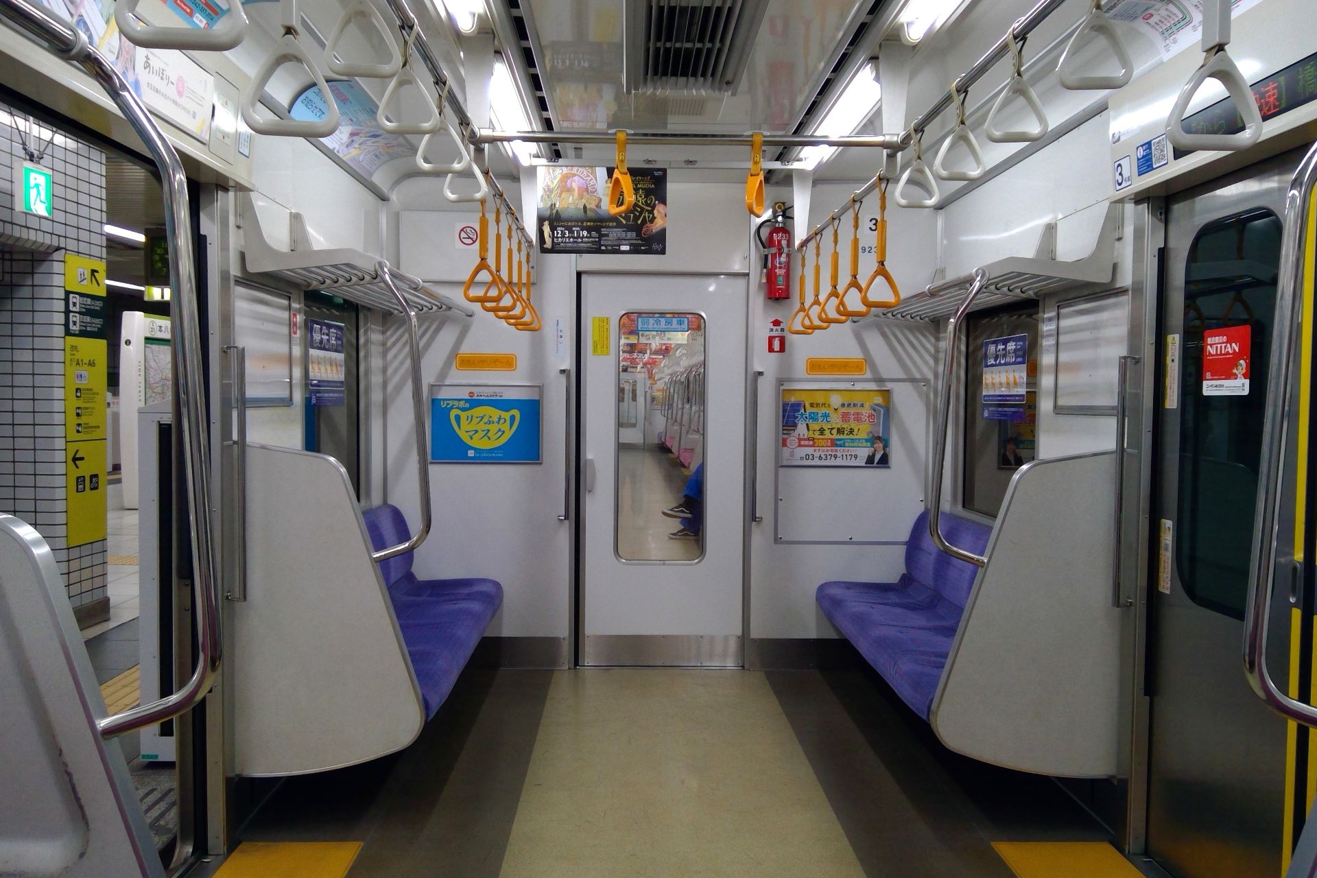 京王9000系30番台 車内
