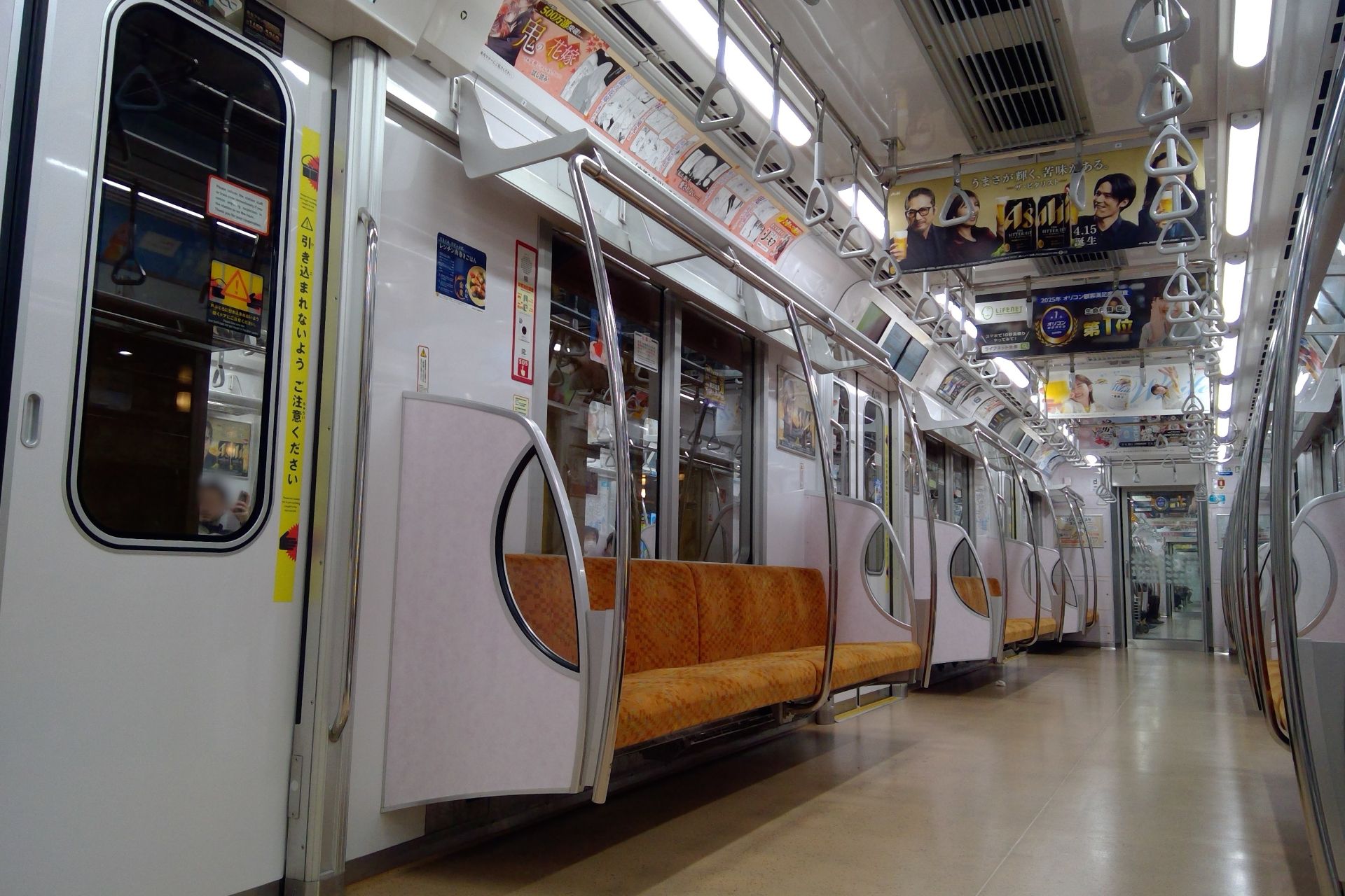 東京メトロ1000系 車内