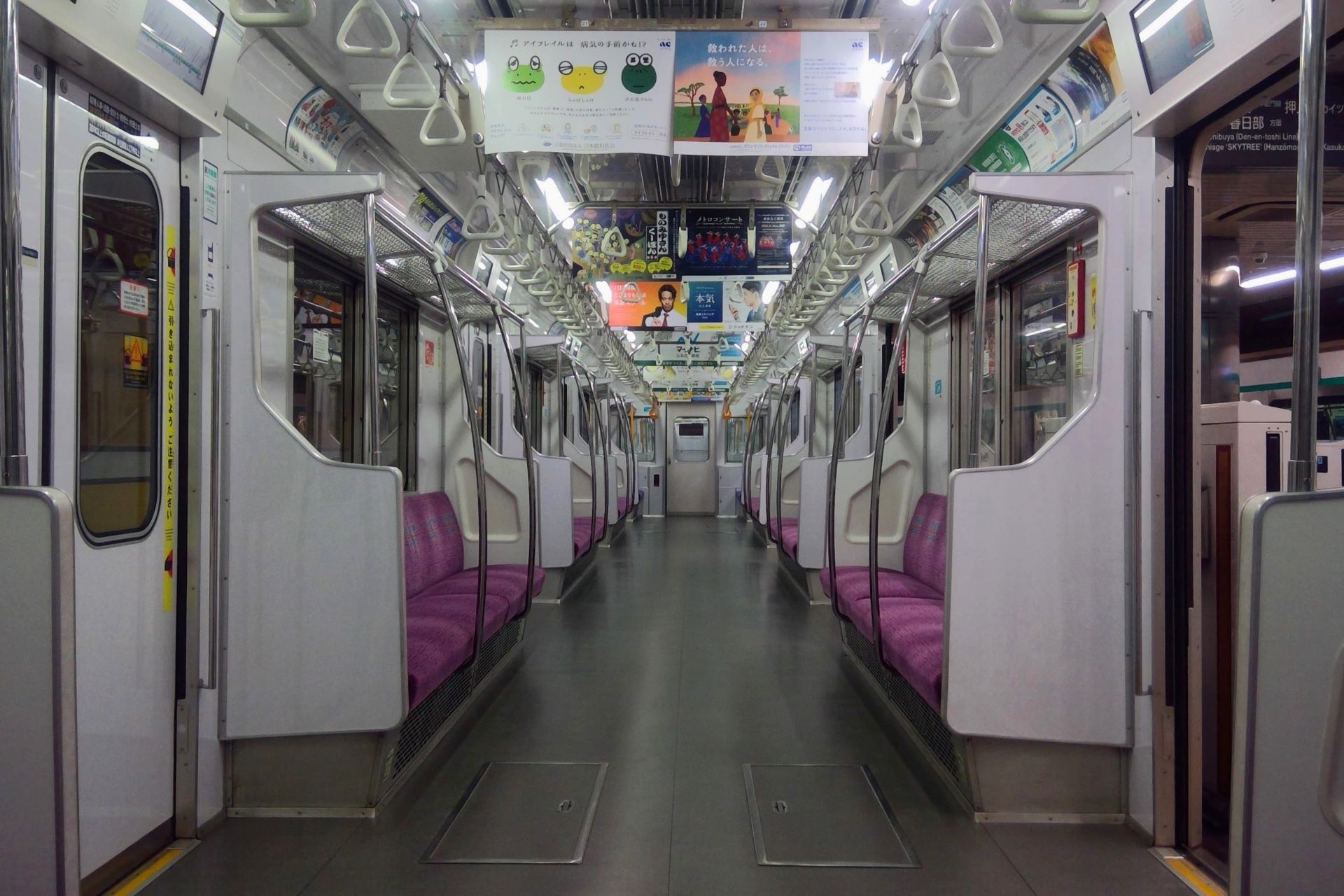 東京メトロ8000系 車内