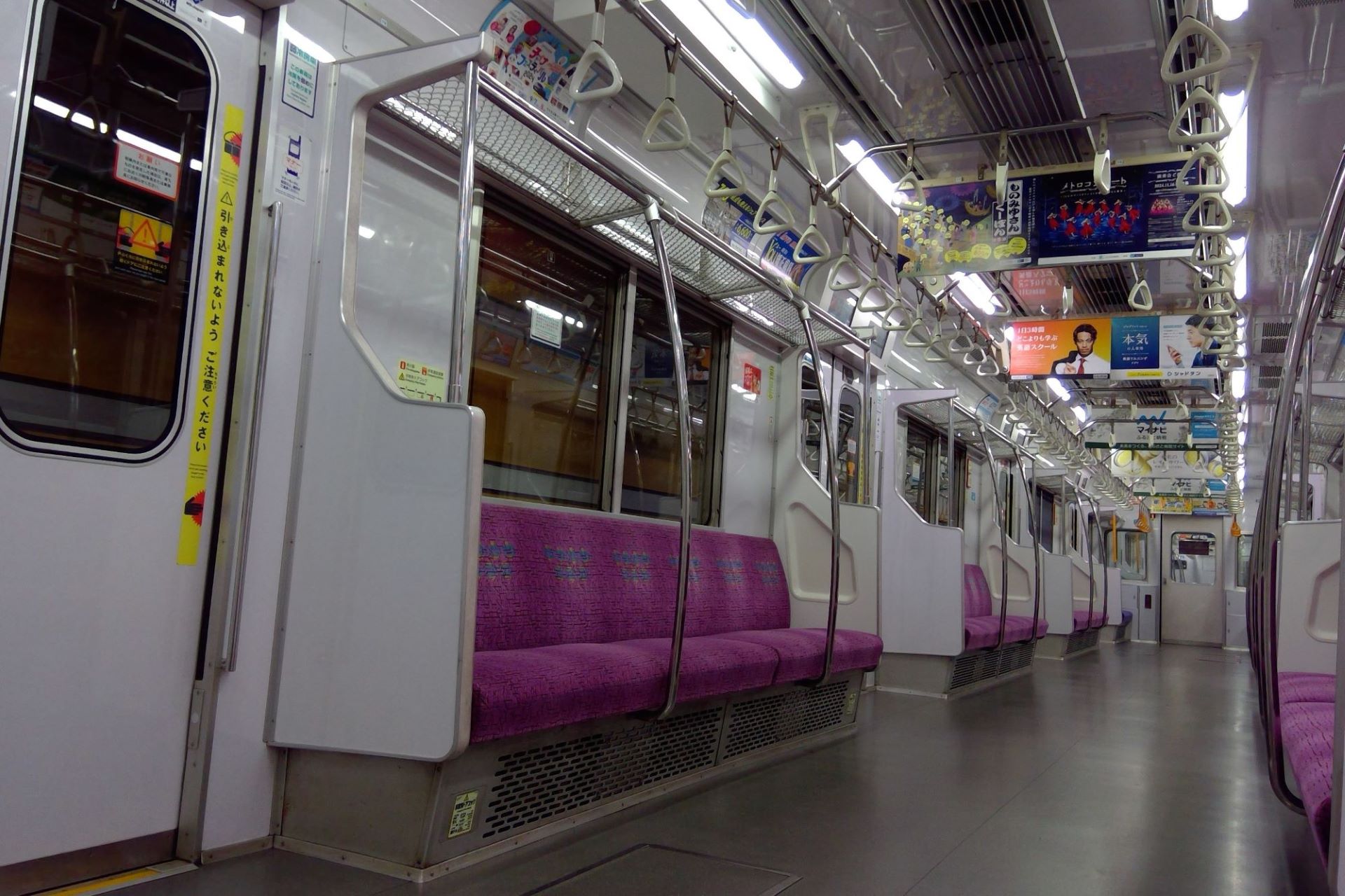 東京メトロ8000系 車内