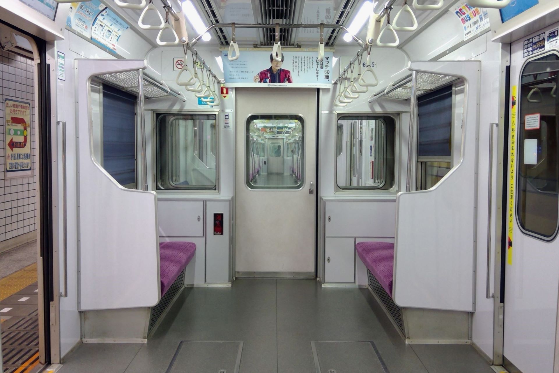 東京メトロ8000系 車内