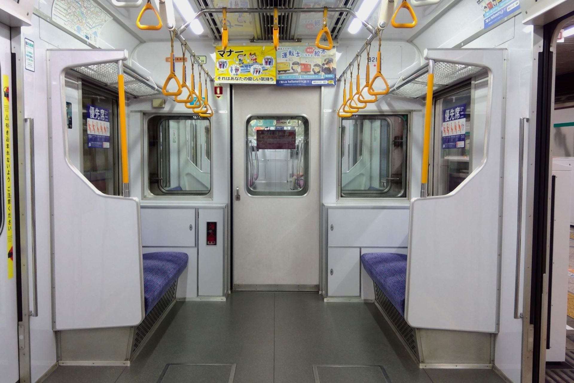 東京メトロ8000系 車内