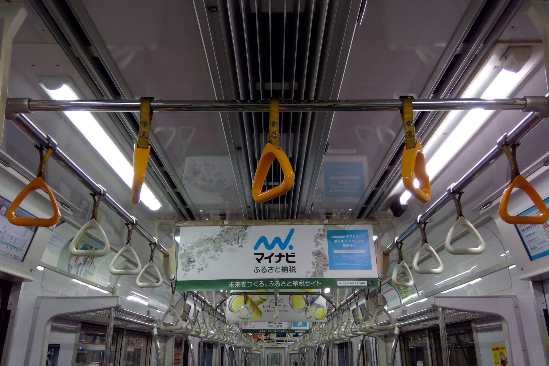 東京メトロ8000系 車内