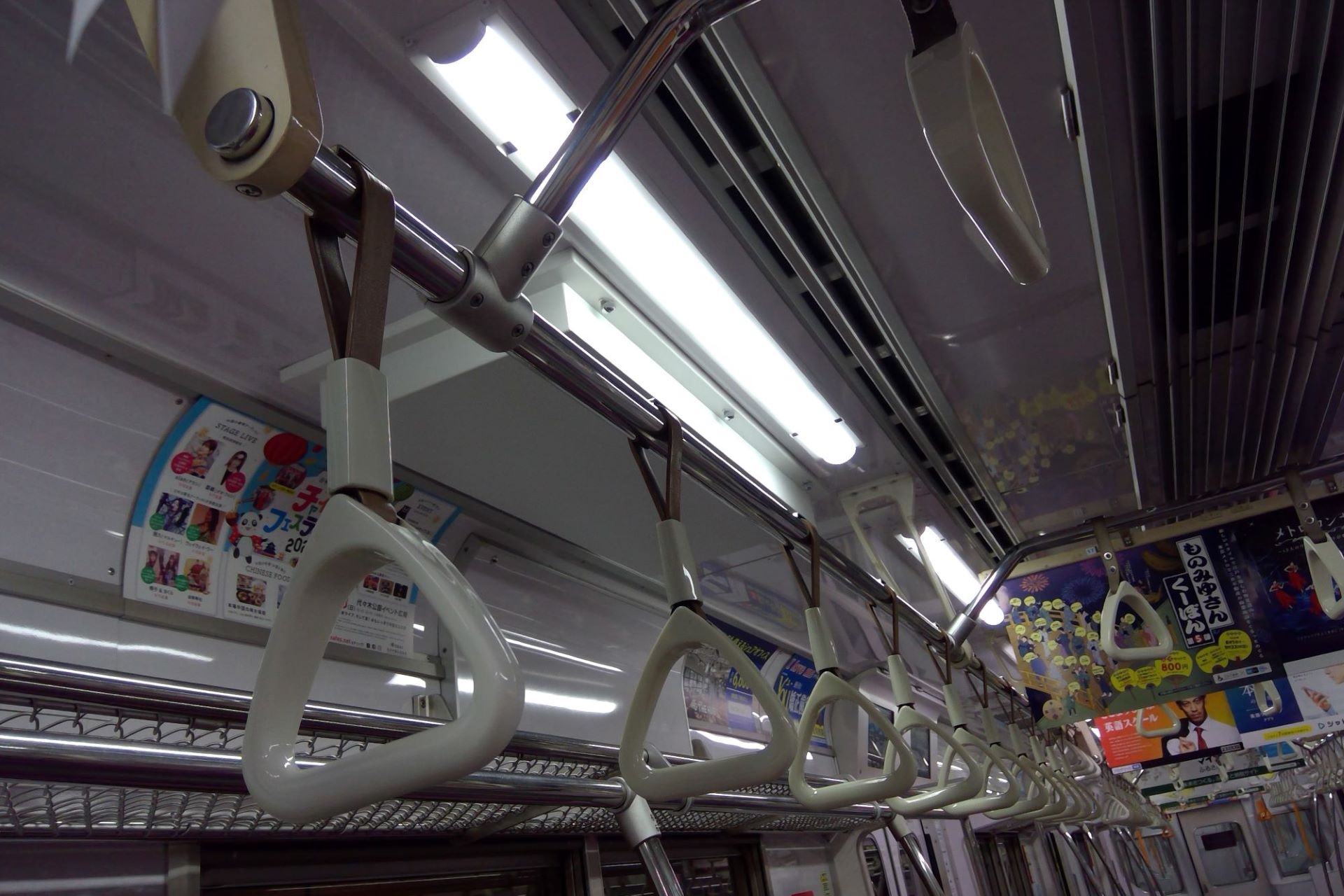 東京メトロ8000系 車内
