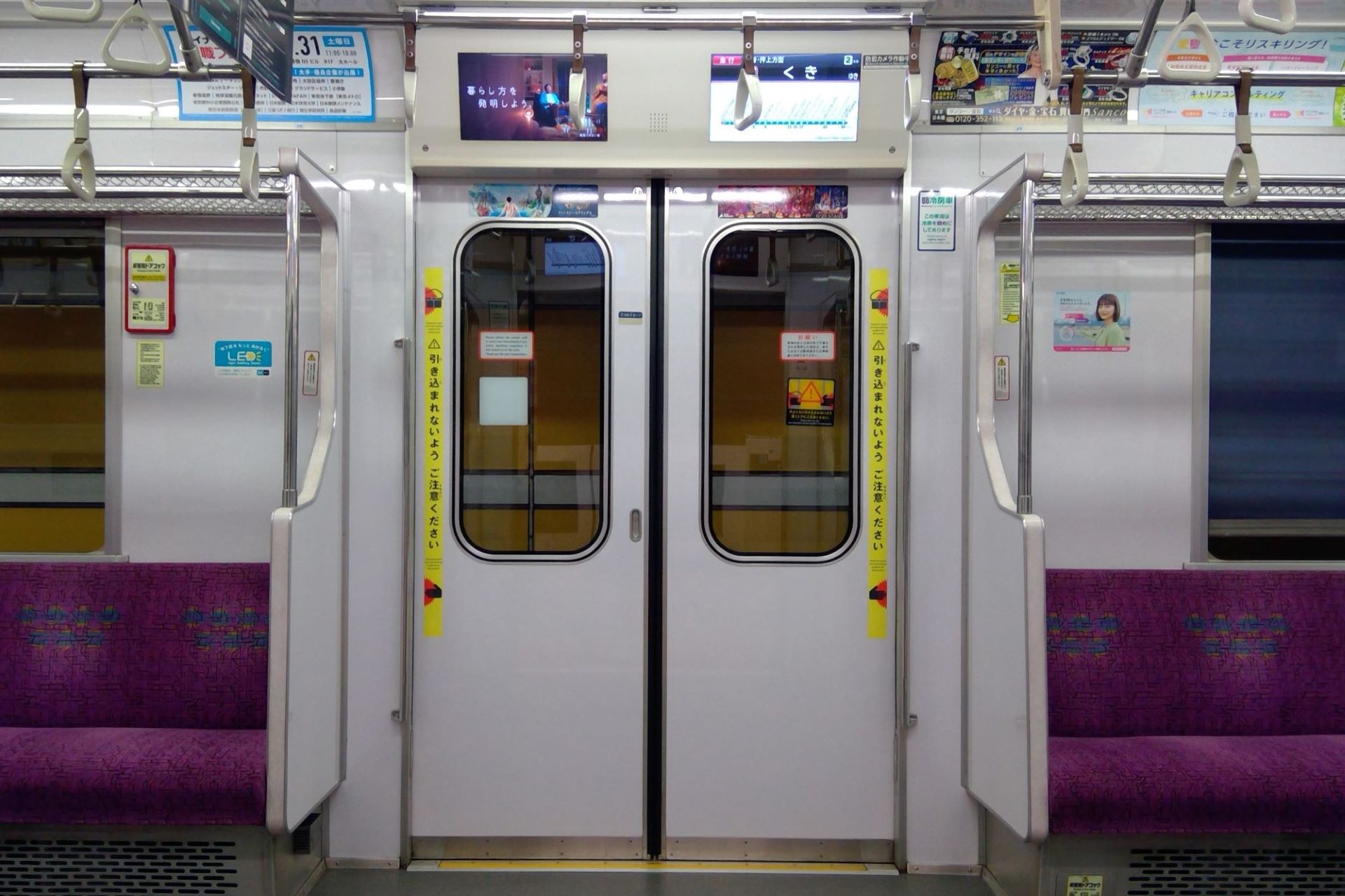 東京メトロ8000系 車内