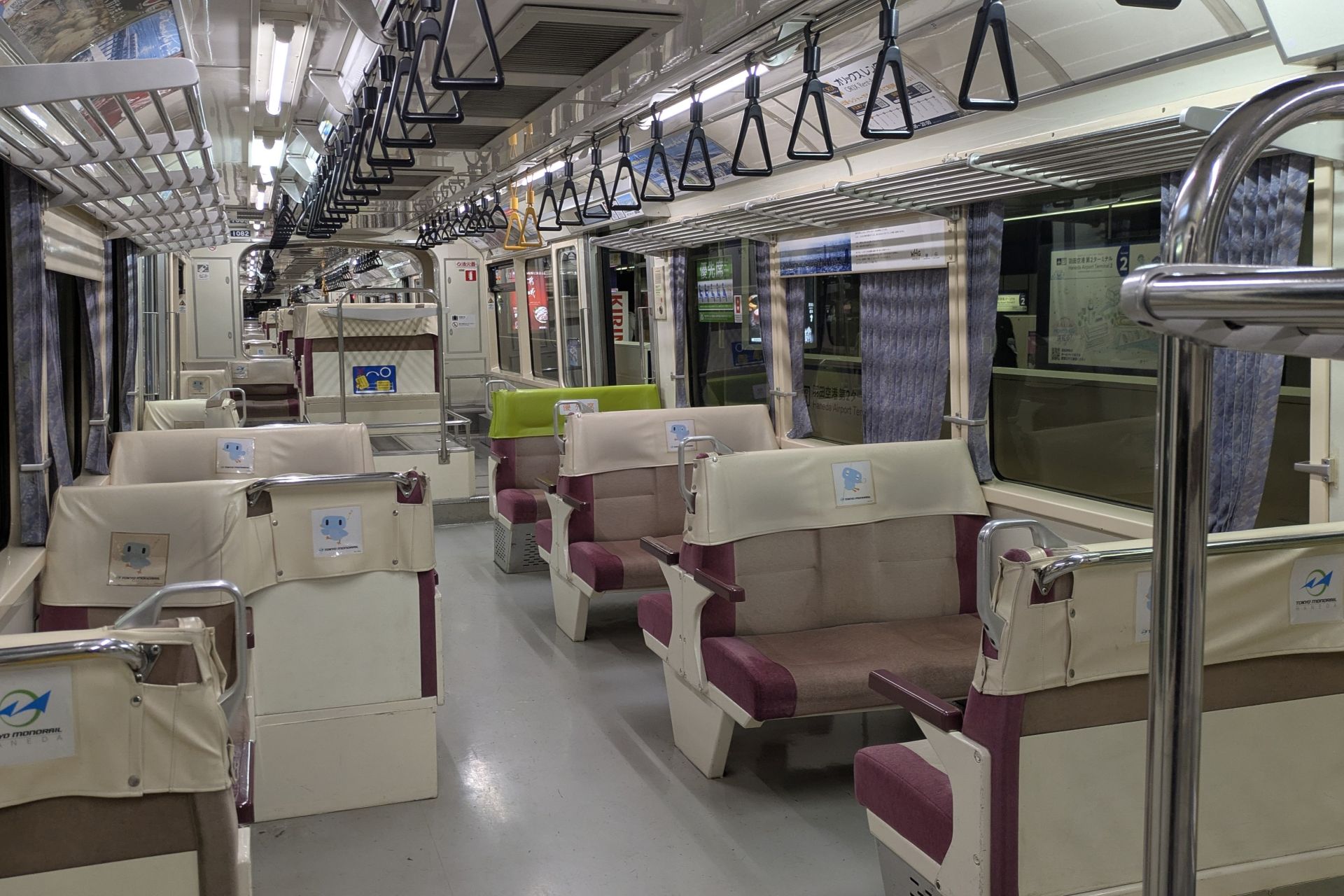 東京モノレール1000形 車内