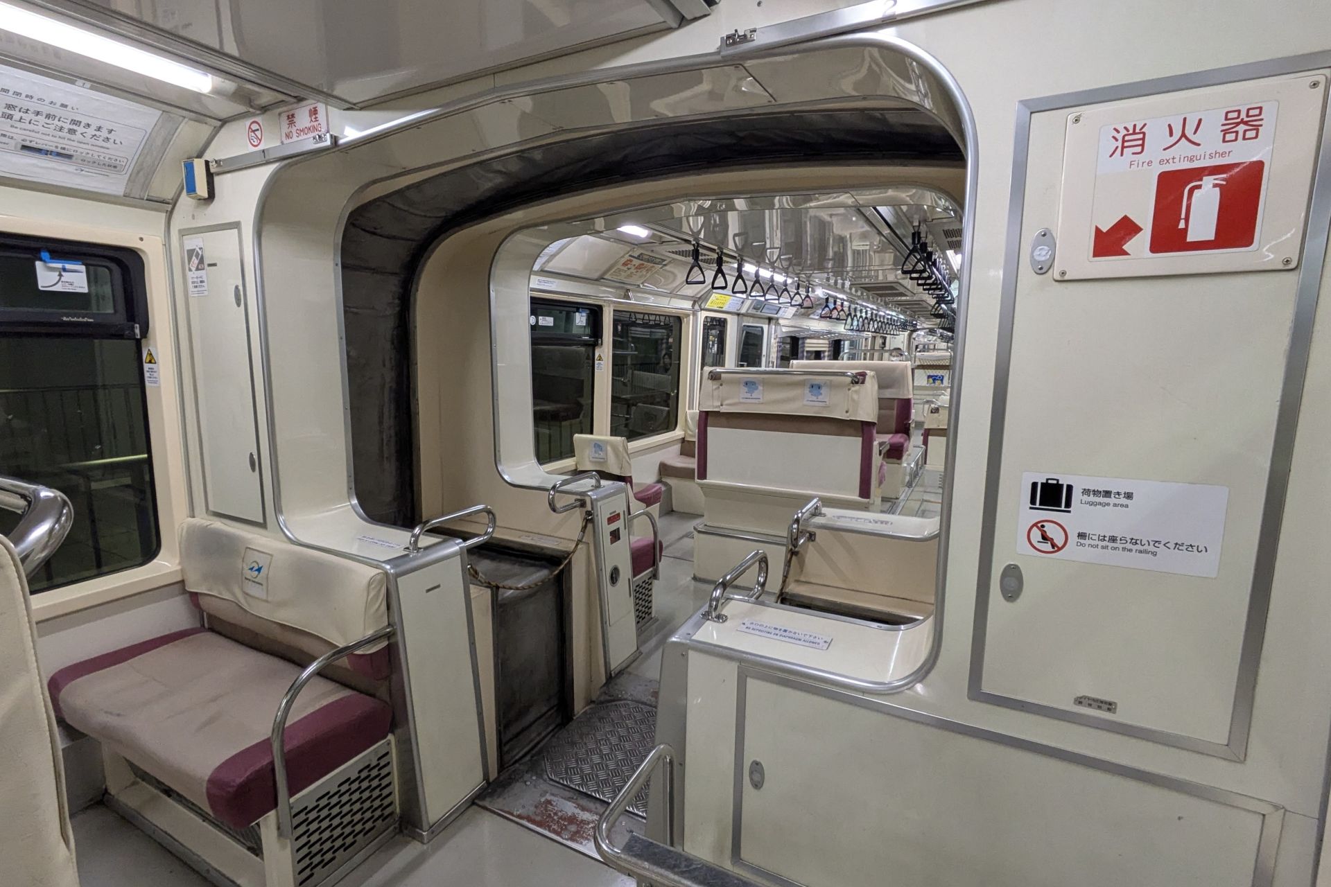 東京モノレール1000形 車内