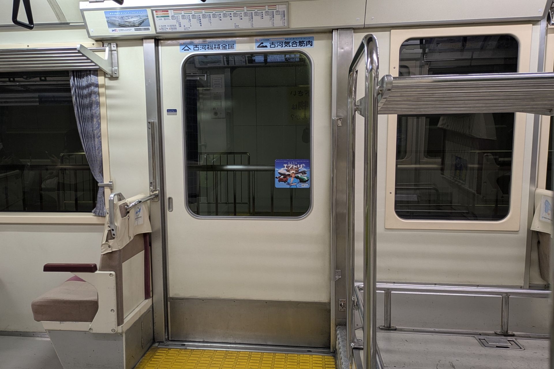 東京モノレール1000形 車内