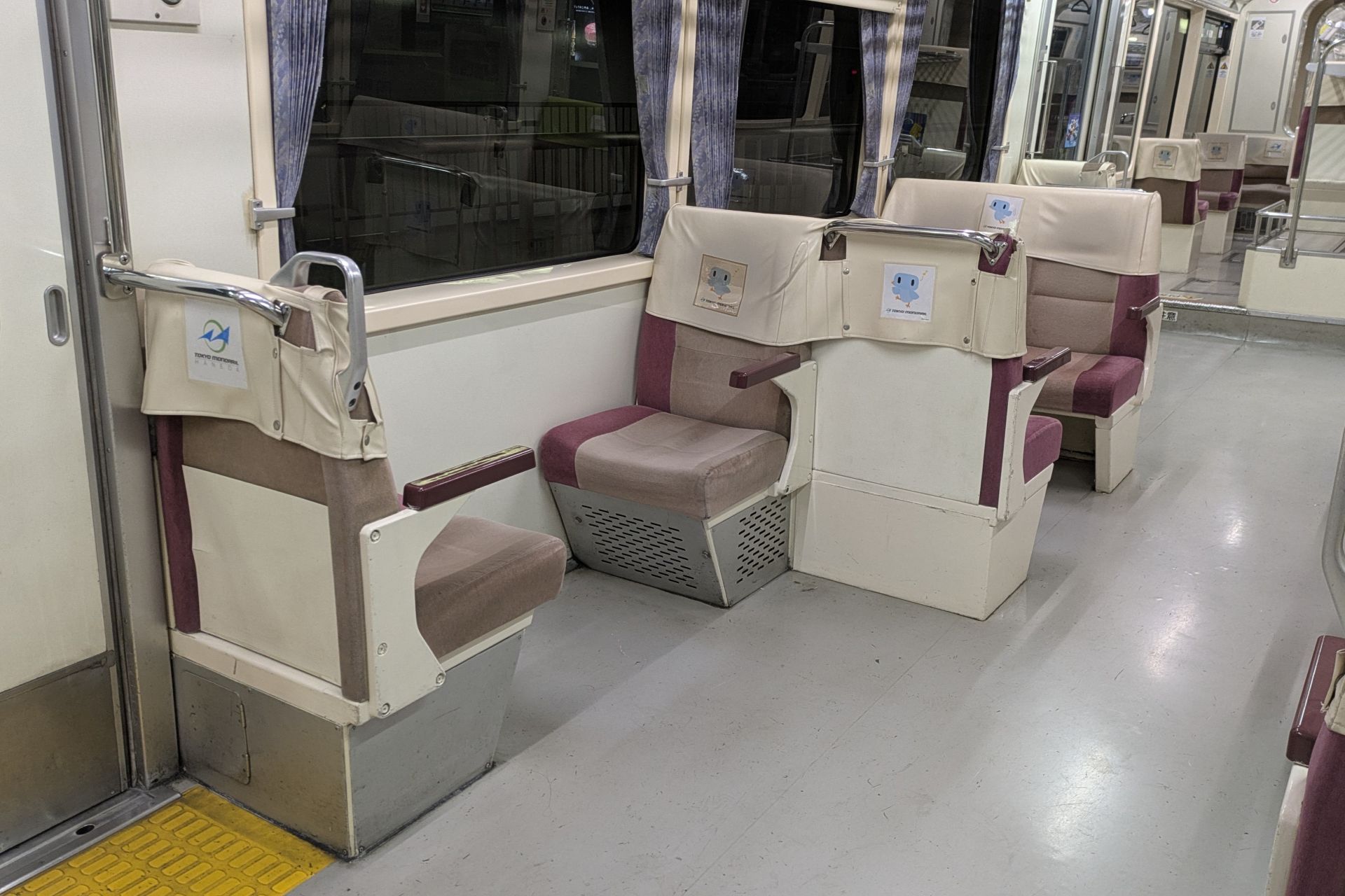 東京モノレール1000形 車内