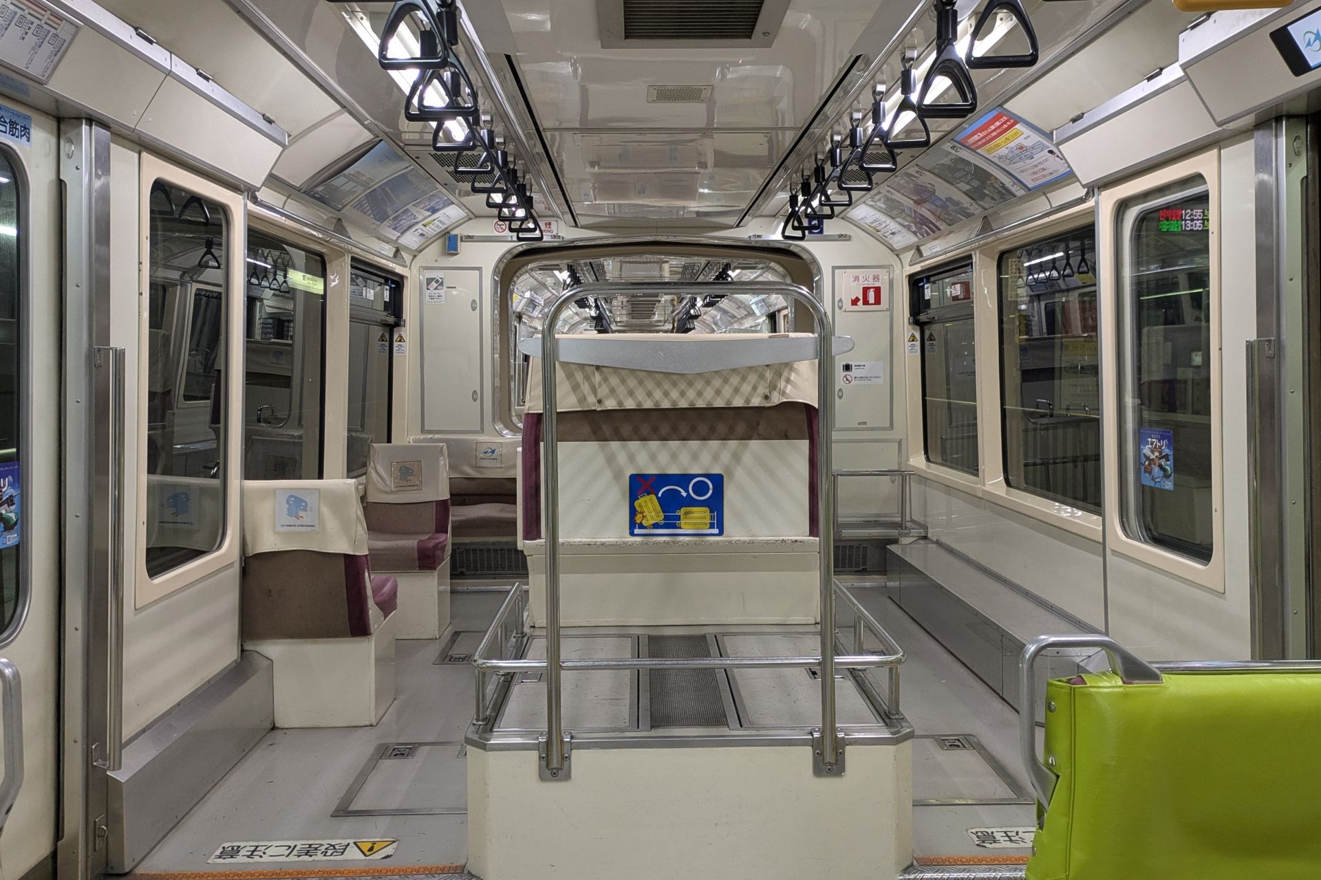 東京モノレール1000形 車内