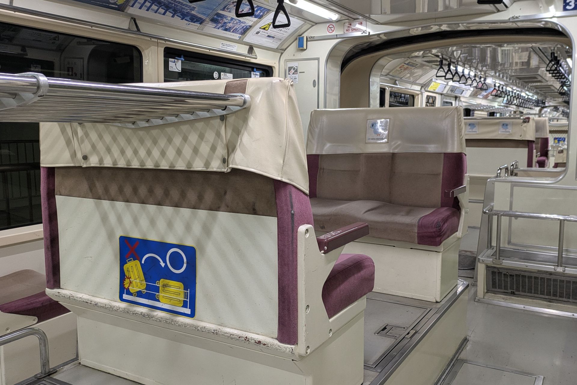 東京モノレール1000形 車内