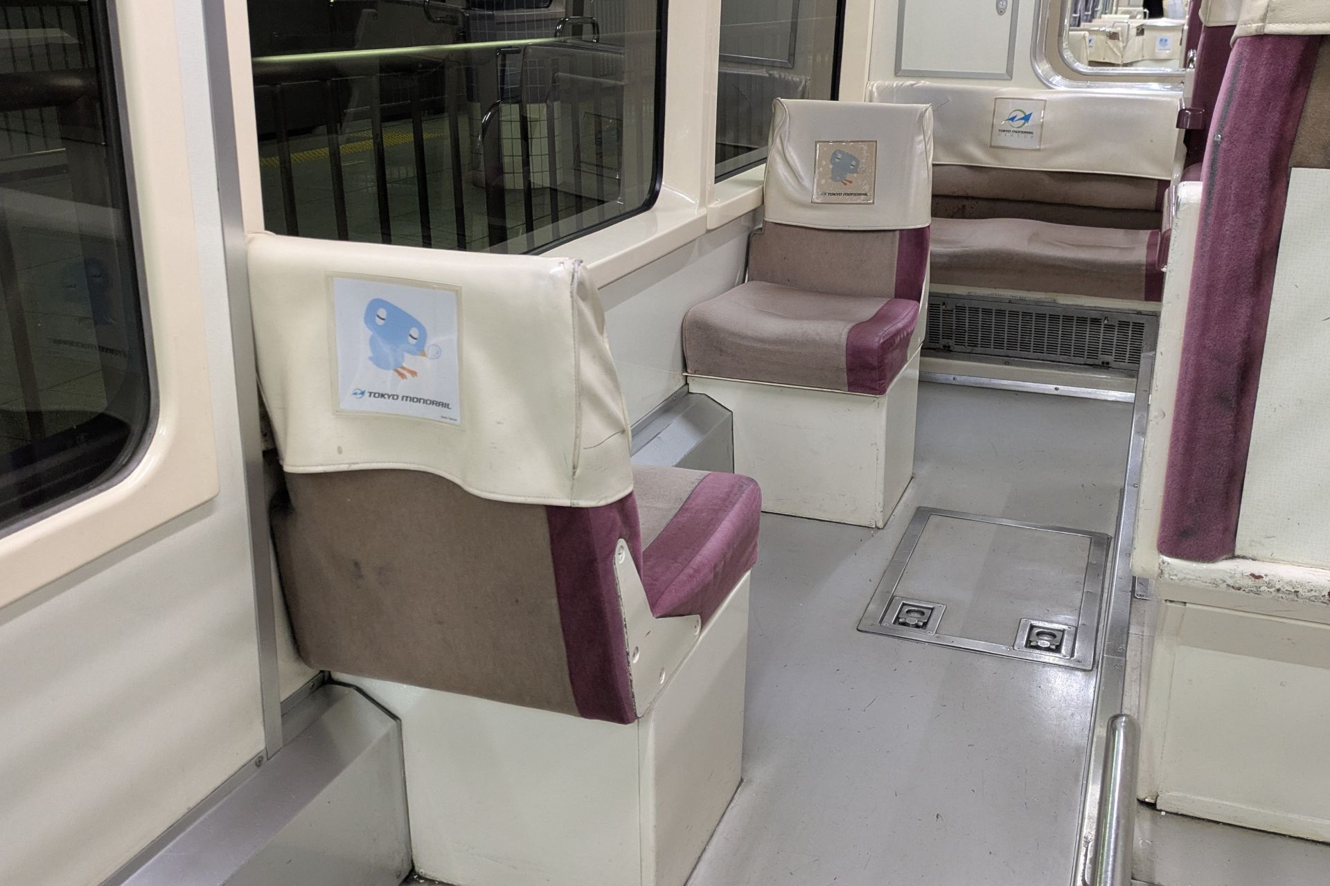 東京モノレール1000形 車内