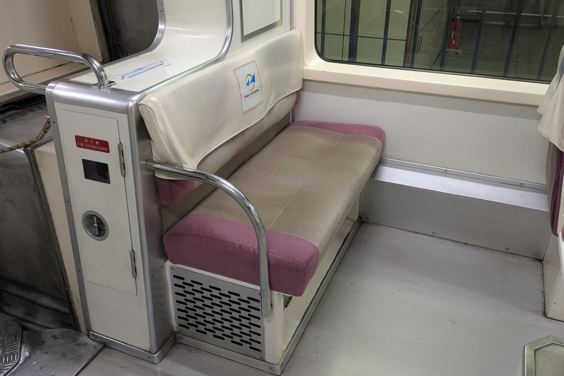 東京モノレール1000形 車内