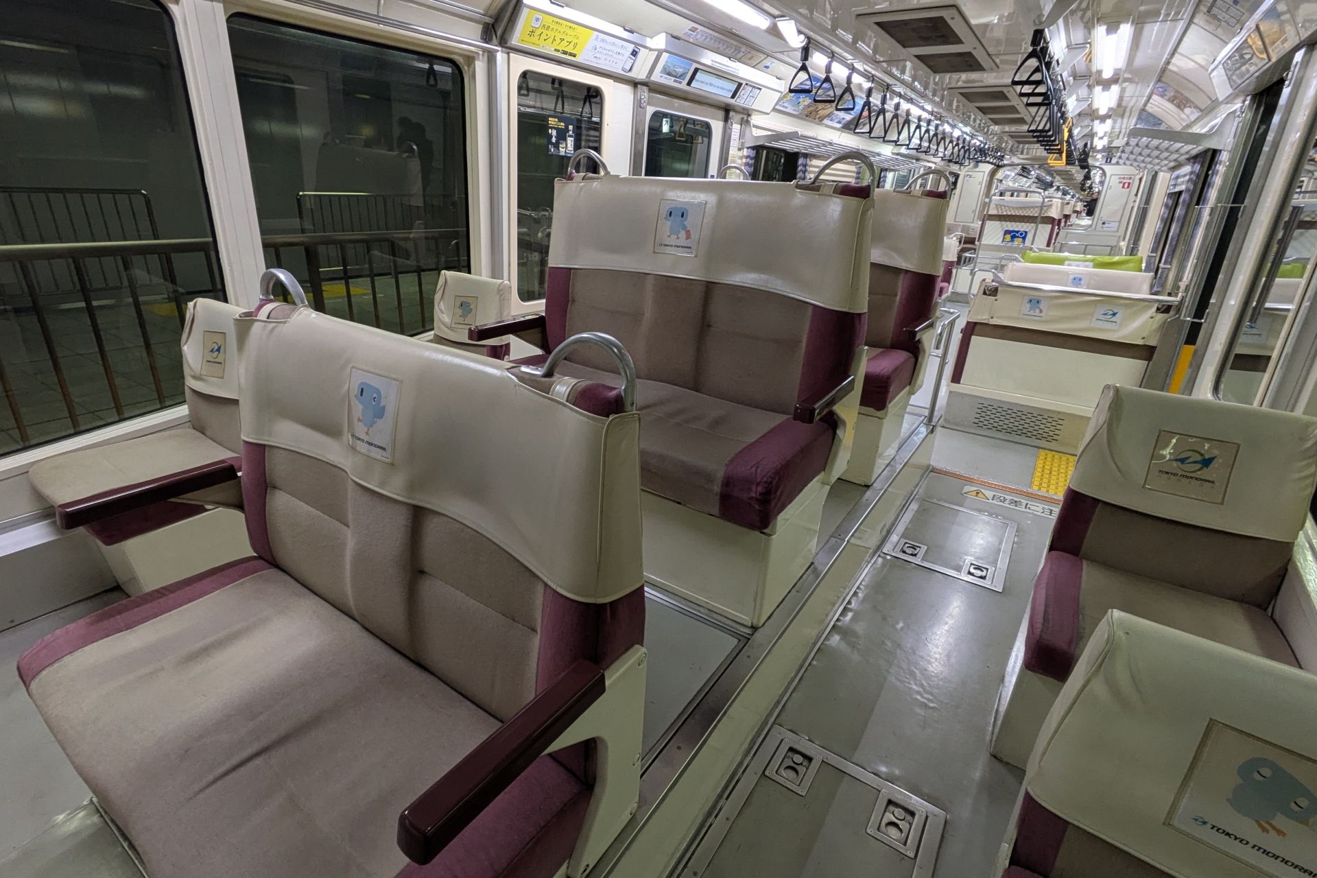 東京モノレール1000形 車内