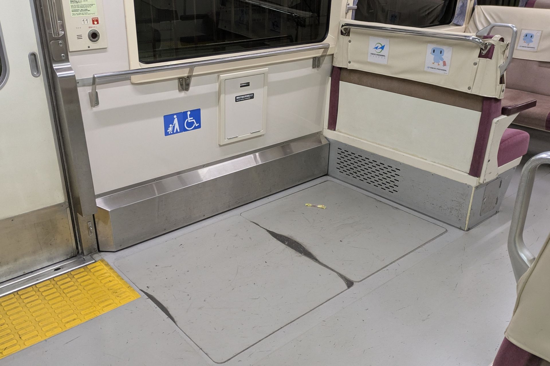 東京モノレール1000形 車内
