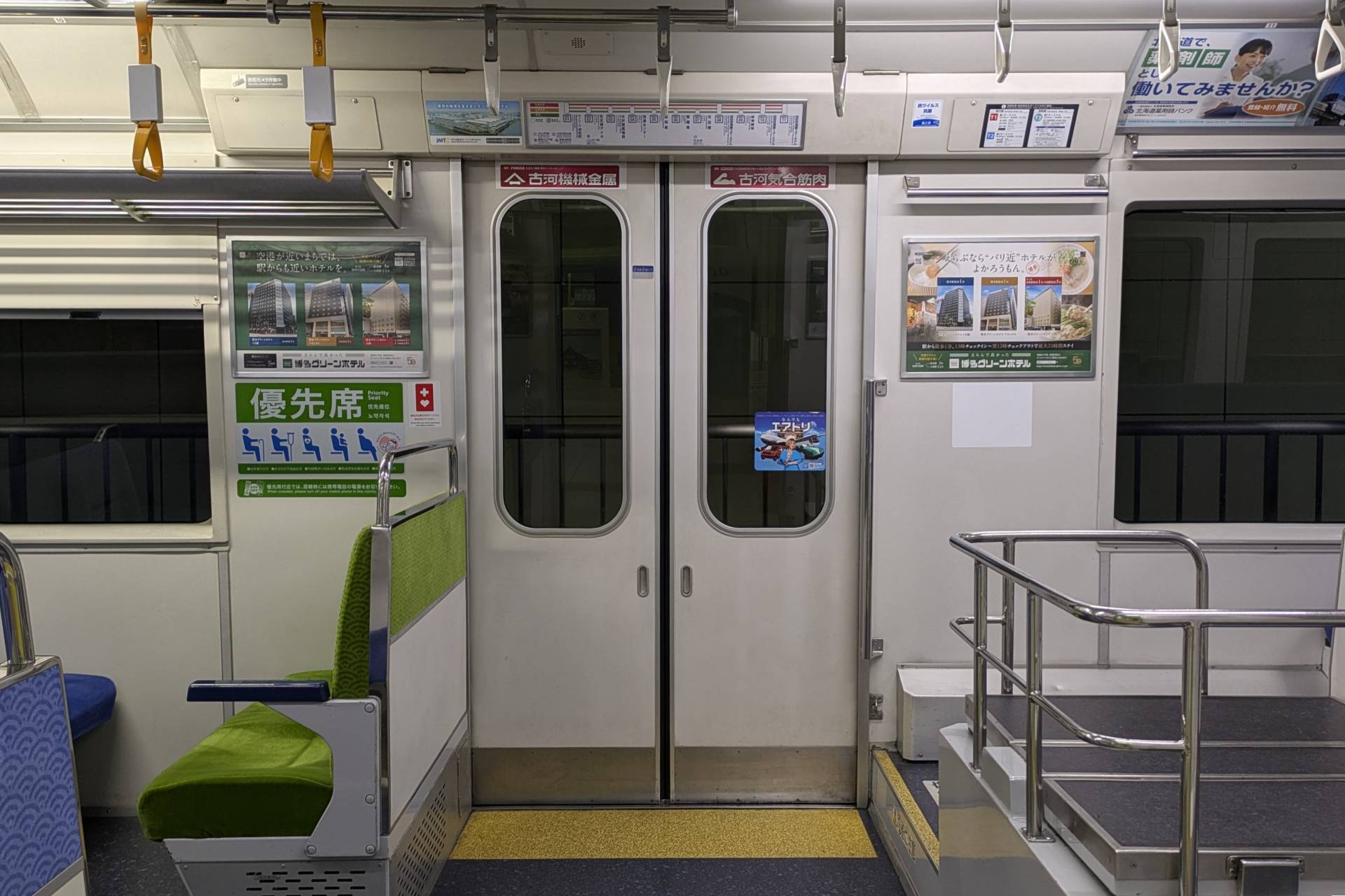 東京モノレール2000形 車内