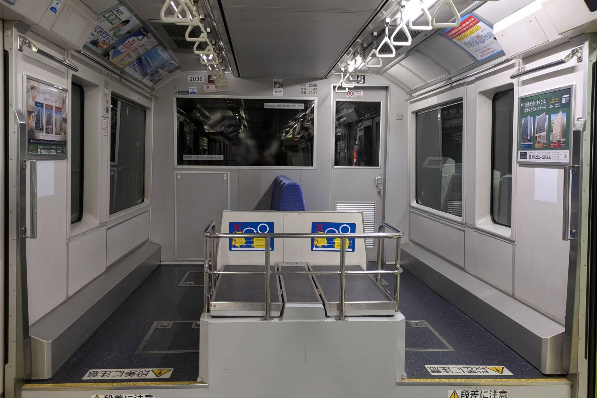 東京モノレール2000形 車内