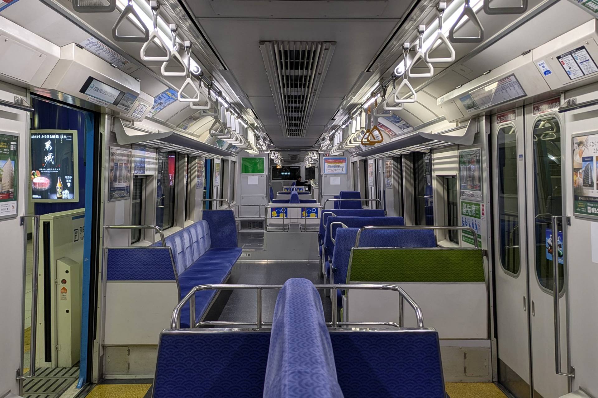 東京モノレール2000形 車内