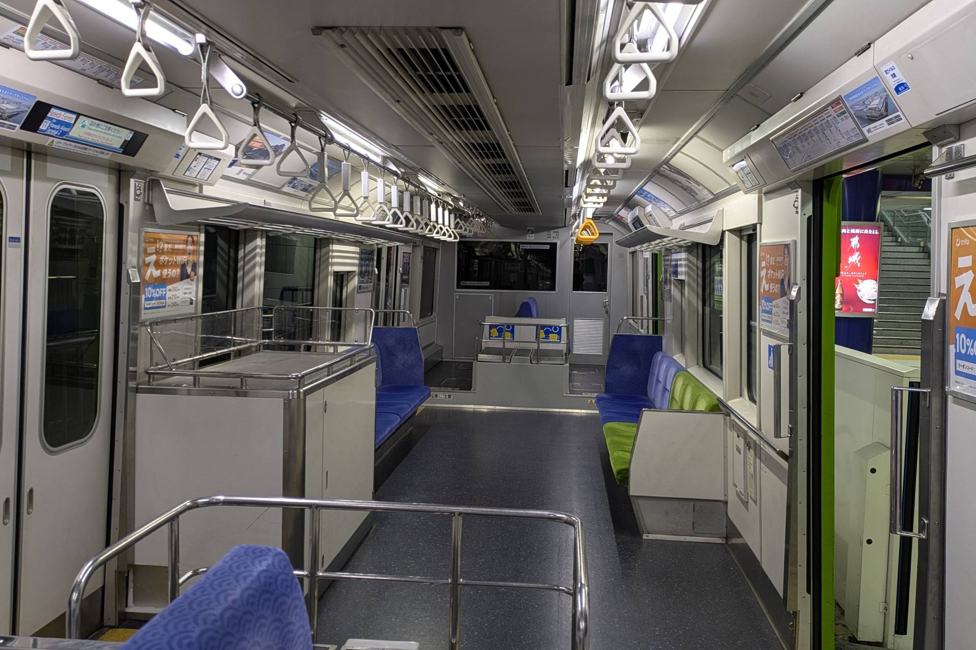 東京モノレール2000形 車内