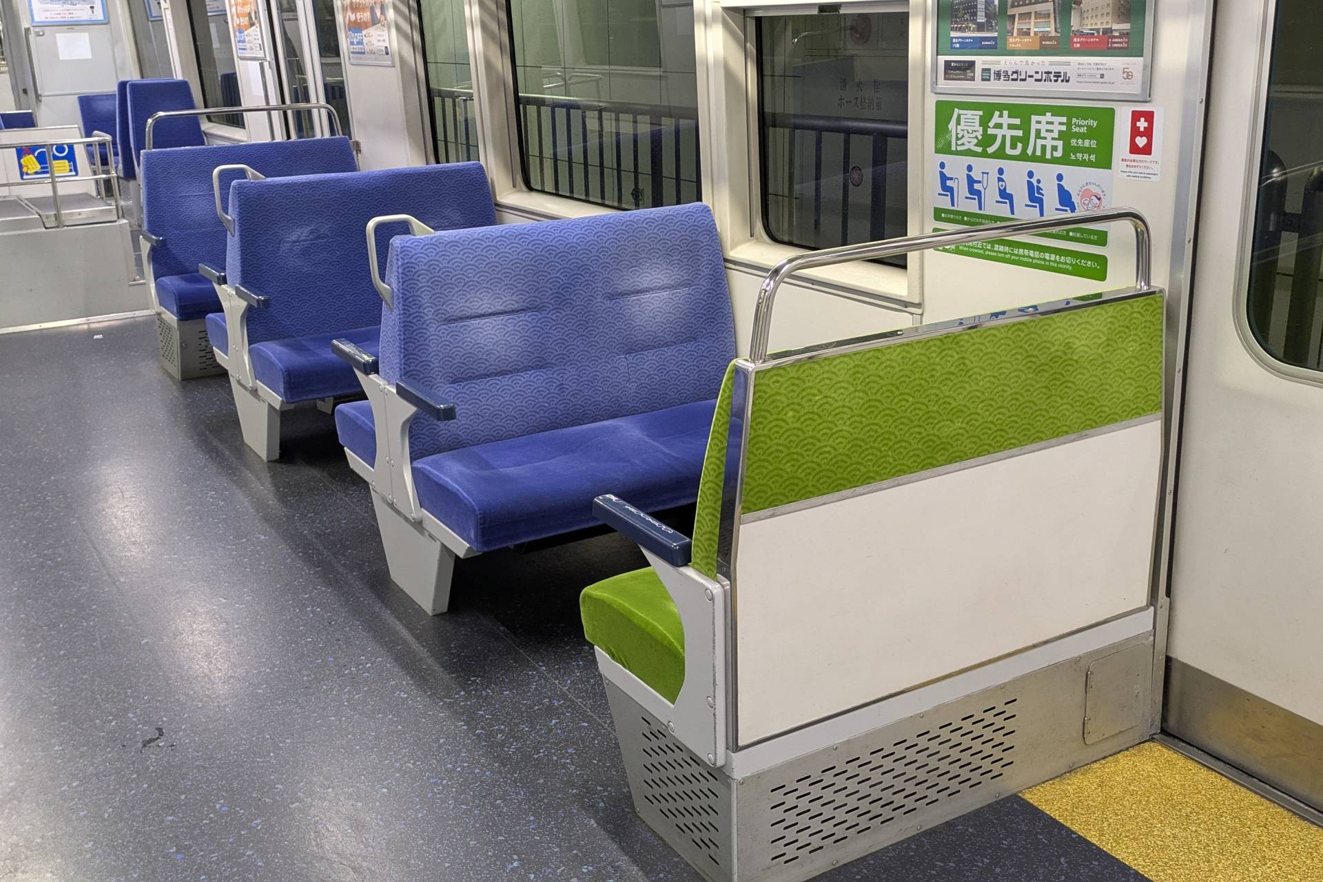 東京モノレール2000形 車内