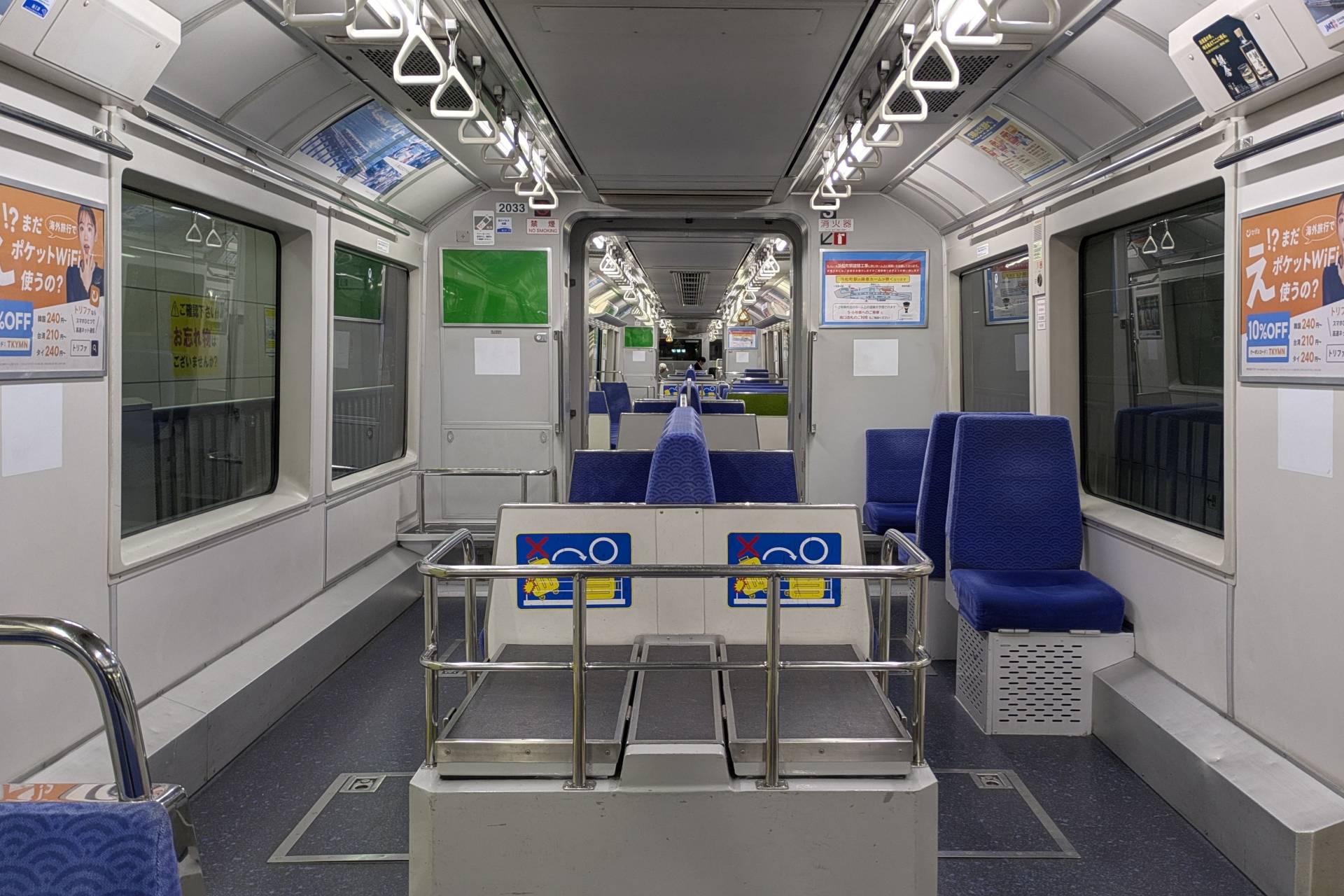 東京モノレール2000形 車内