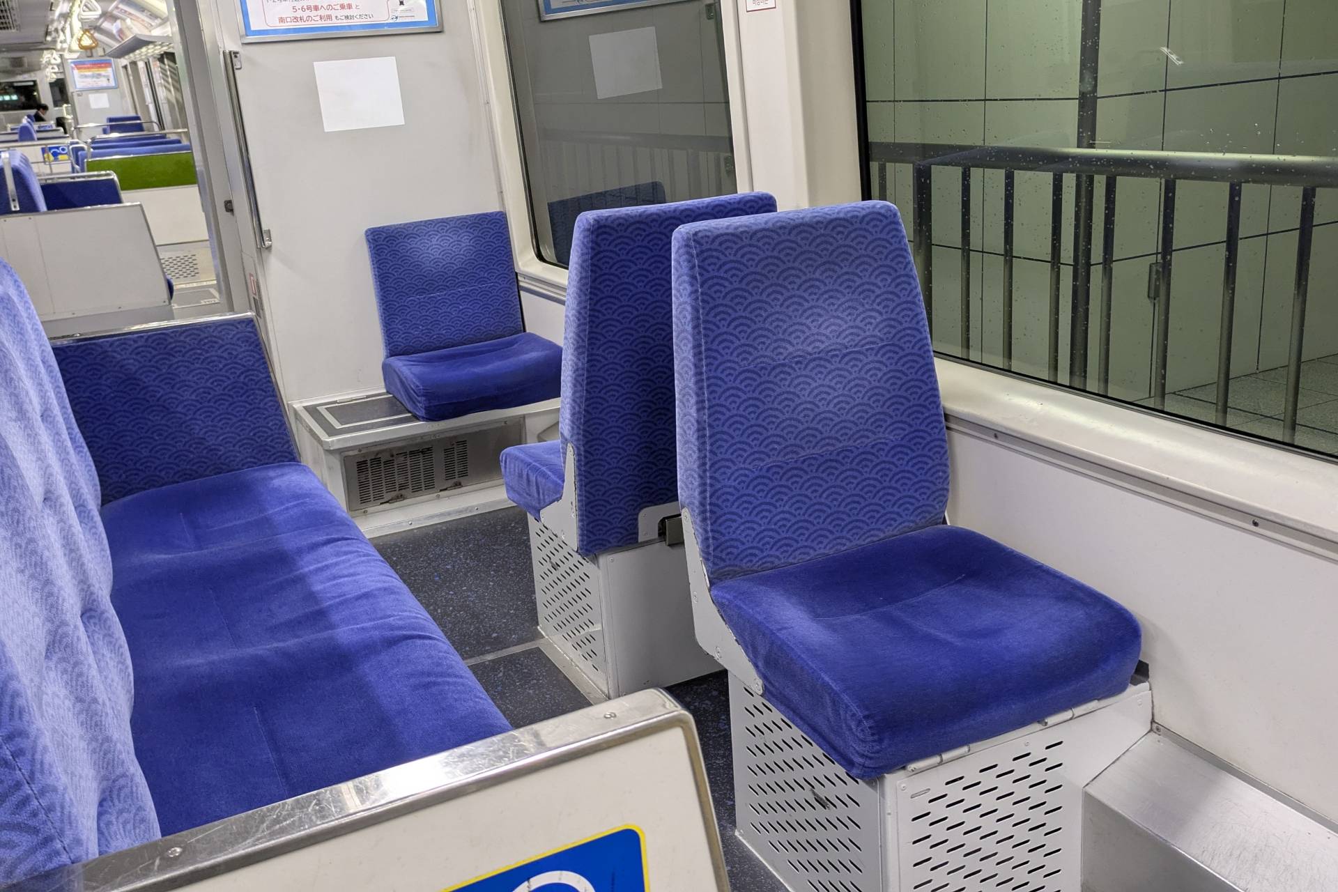 東京モノレール2000形 車内
