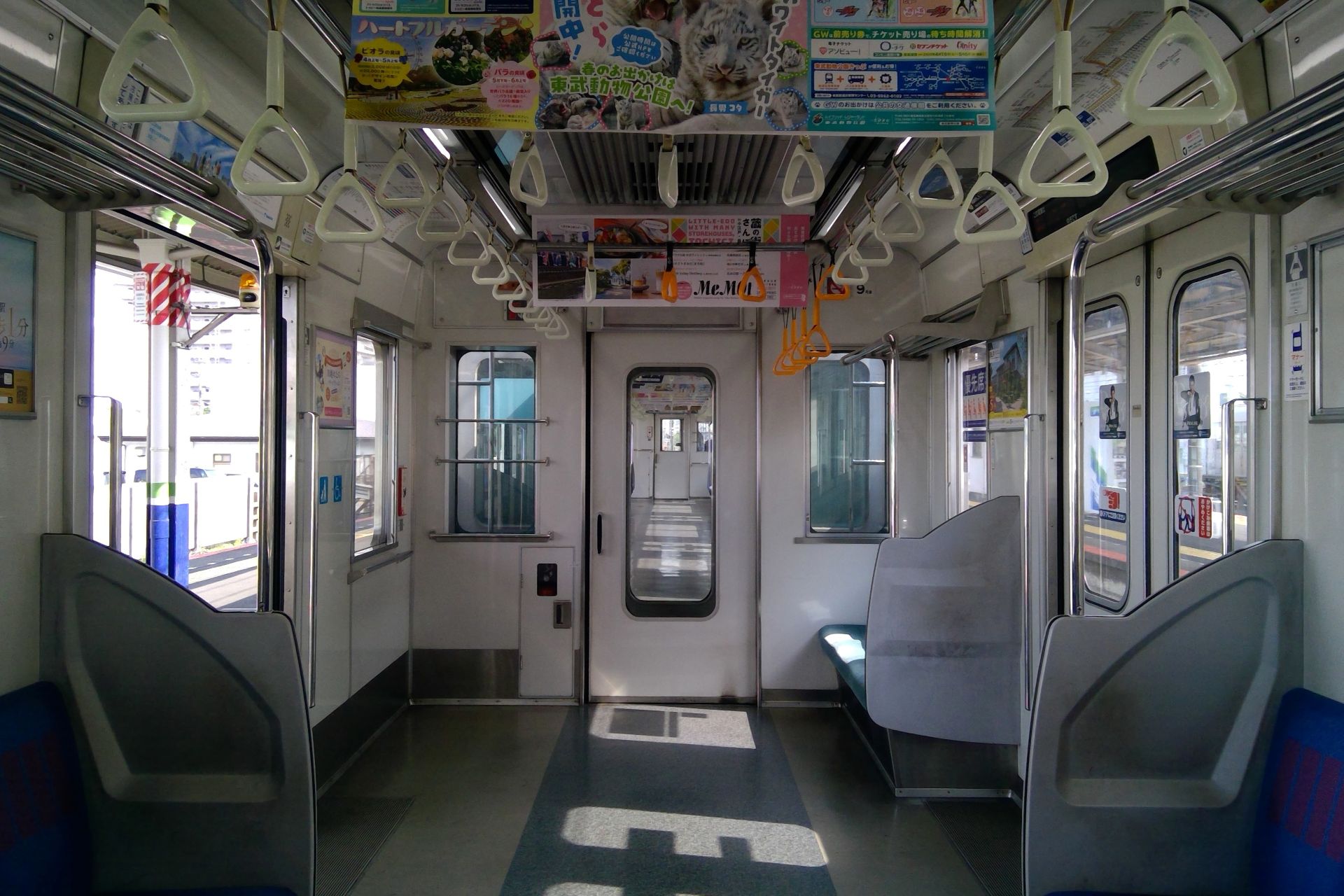 東武30000系 車内