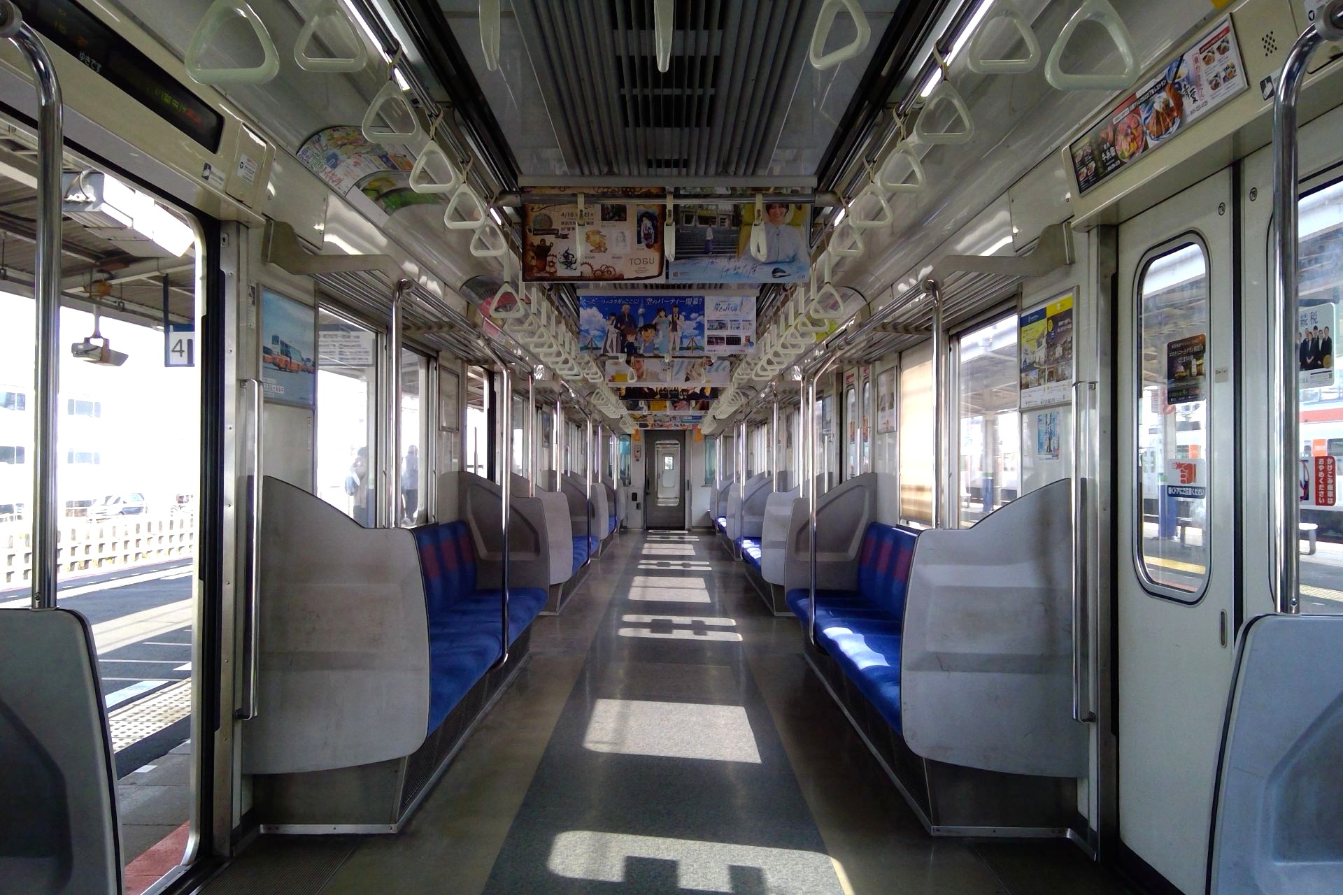 東武30000系 車内