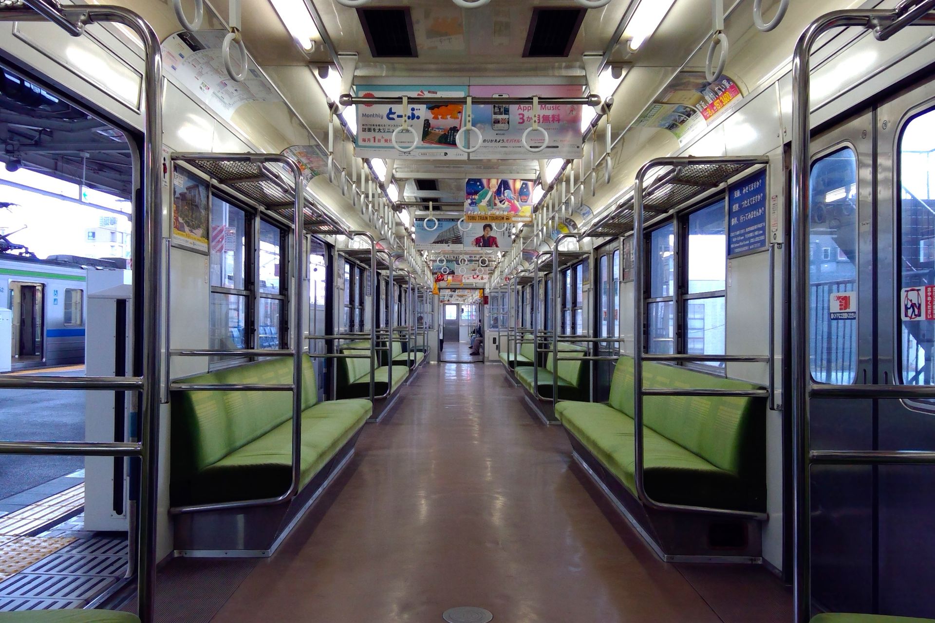 東武8000系 車内
